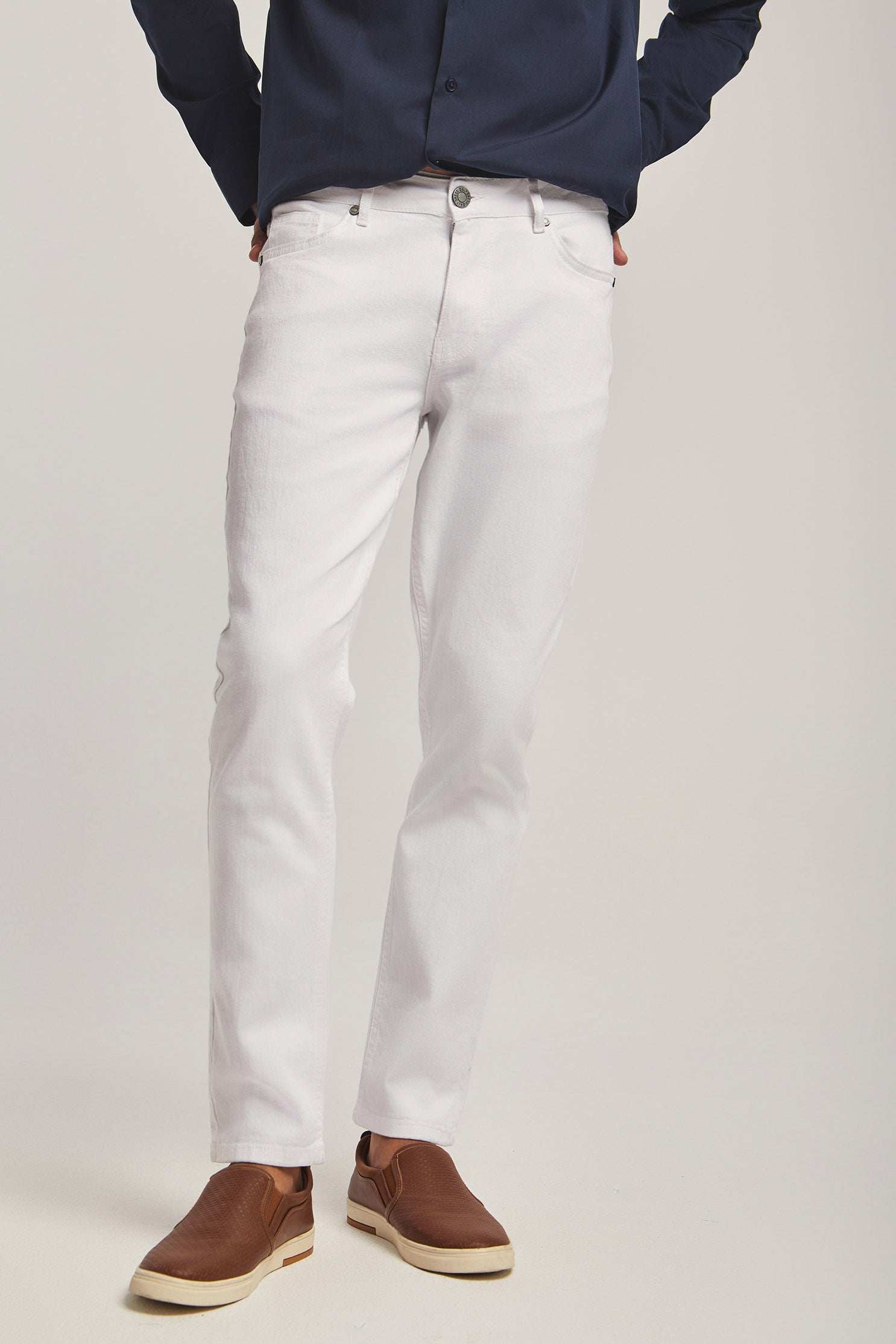Dalydress men's white jeans with front pockets, styled with brown slip-on shoes and navy shirt