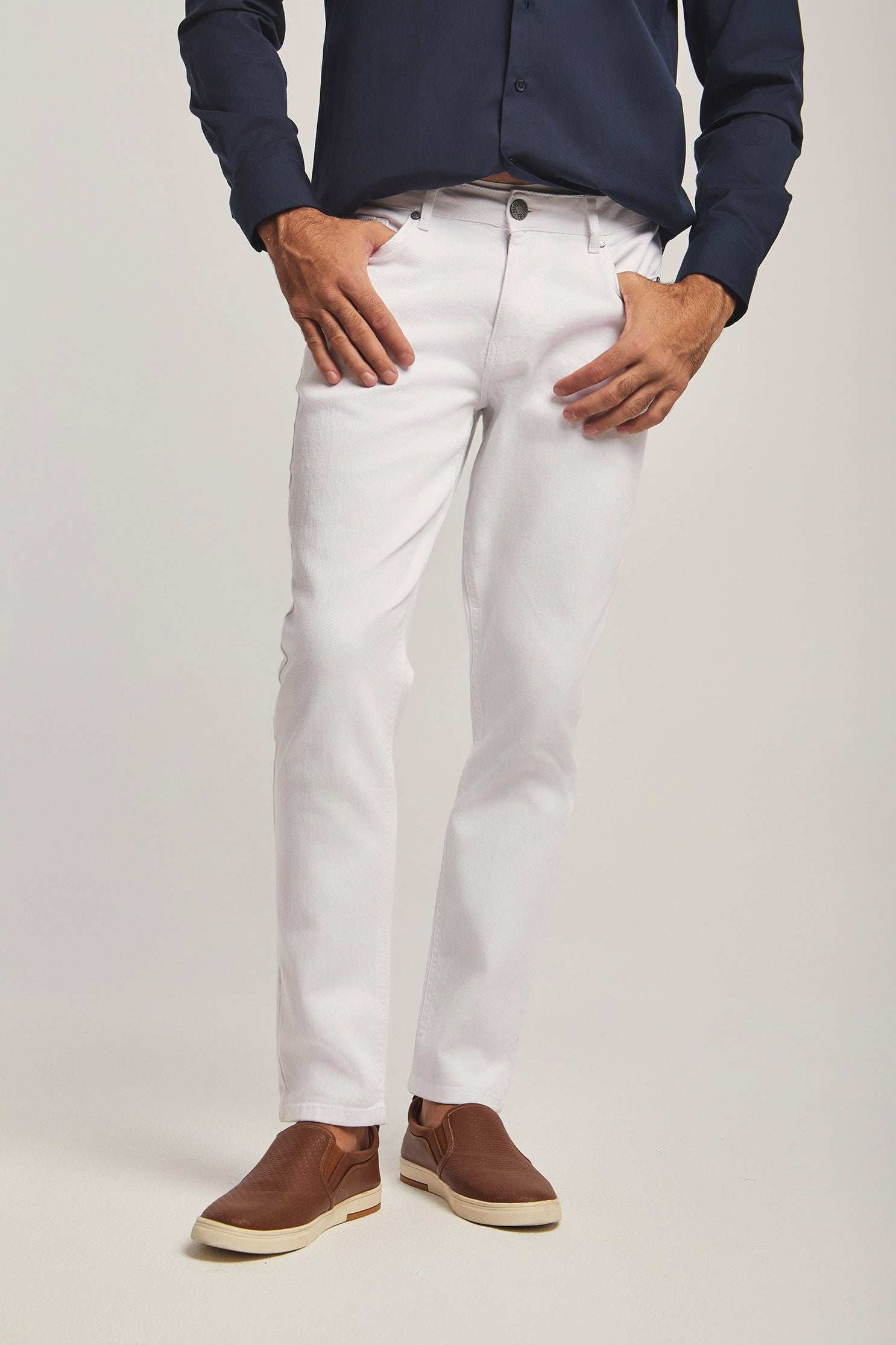 Dalydress men's white slim-fit jeans paired with brown slip-on shoes and navy shirt