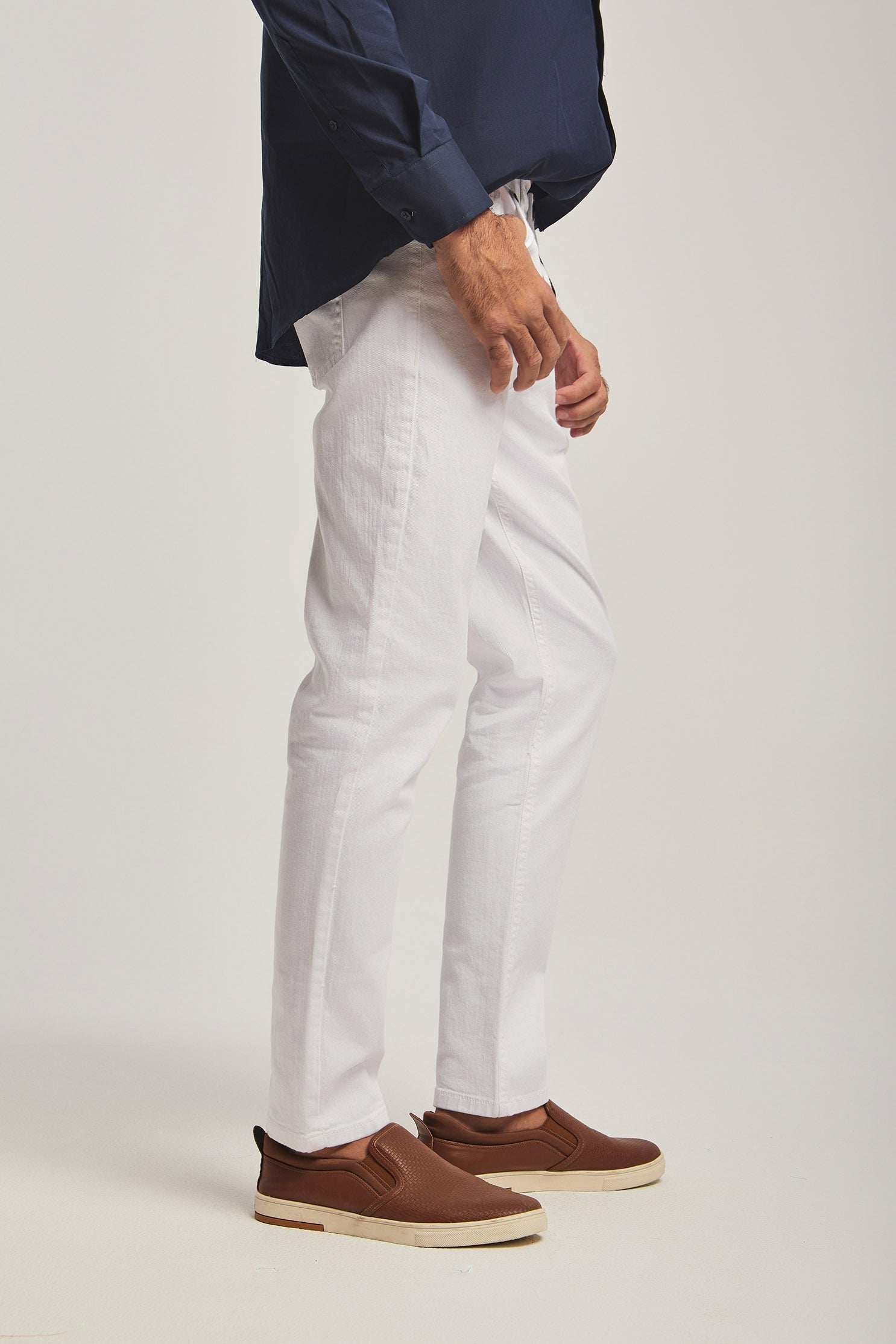 Dalydress men's casual white pants with brown slip-on shoes and navy shirt