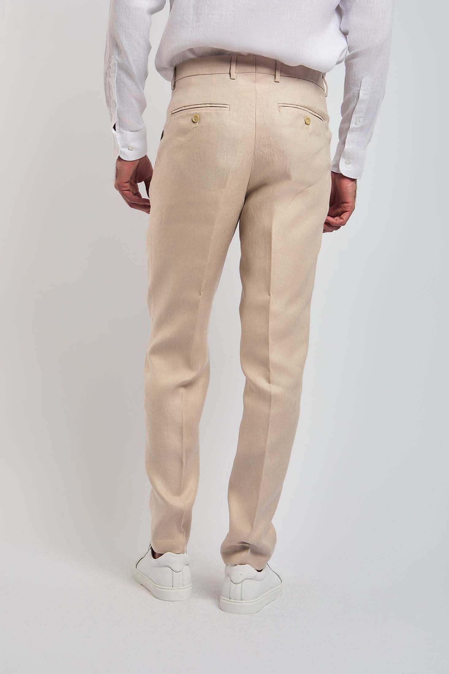 Dalydress beige men's trousers with back welt pockets, paired with a white shirt and sneakers