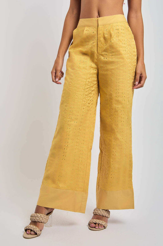 بنطلون نسائي أصفر بقصّة عادية