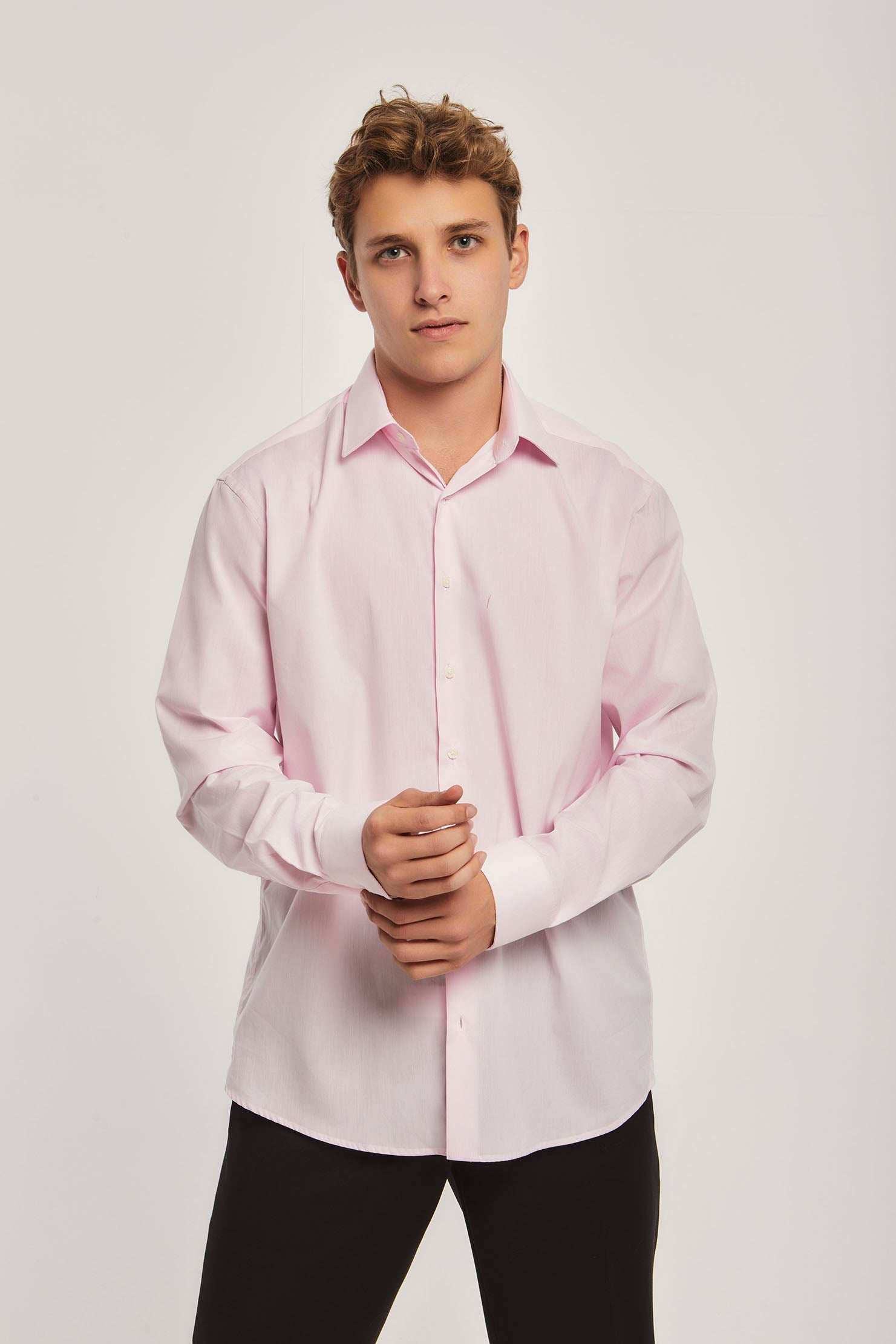 قميص كلاسيكي بأكمام طويلة وقصة عادية