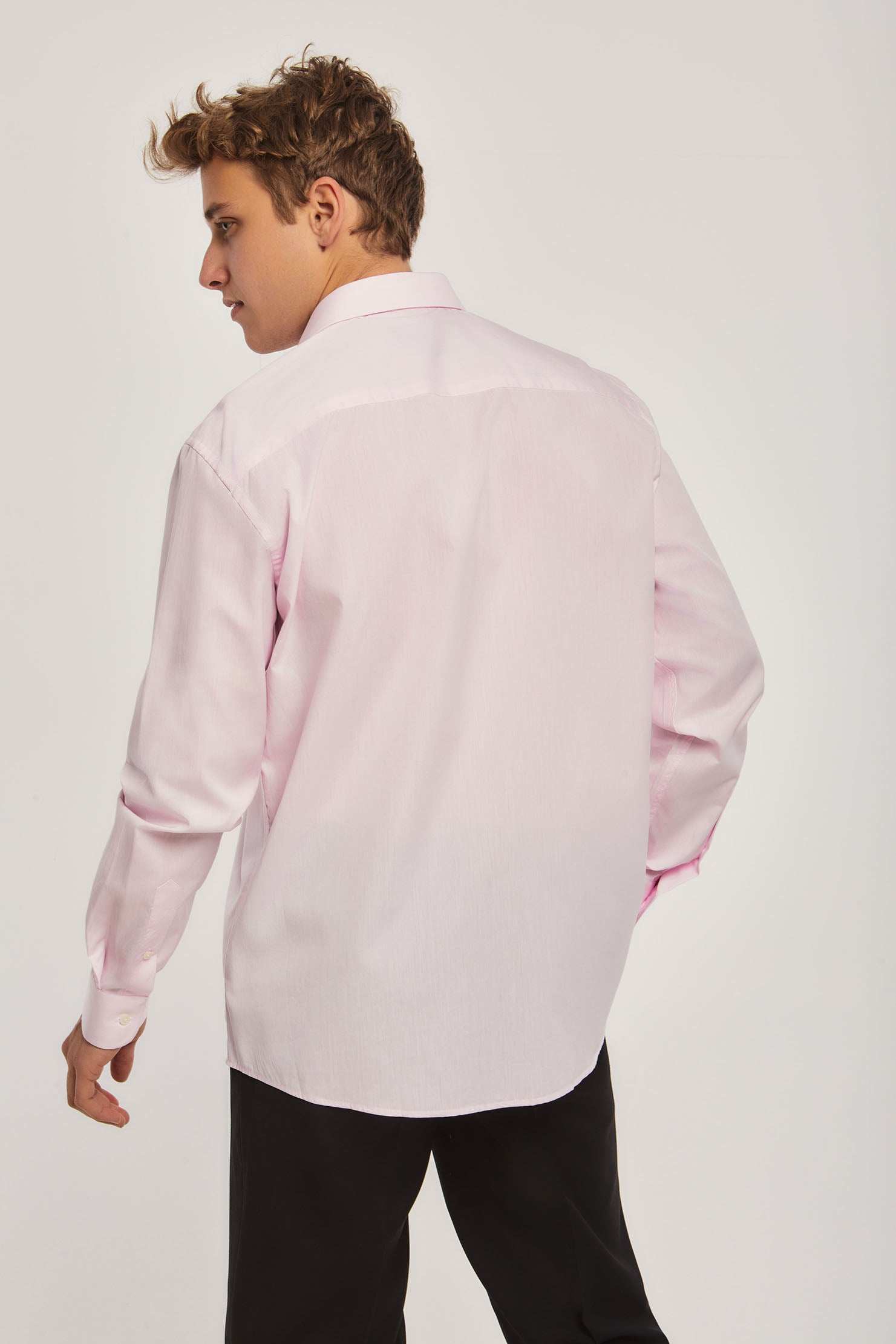 قميص كلاسيكي بأكمام طويلة وقصة عادية