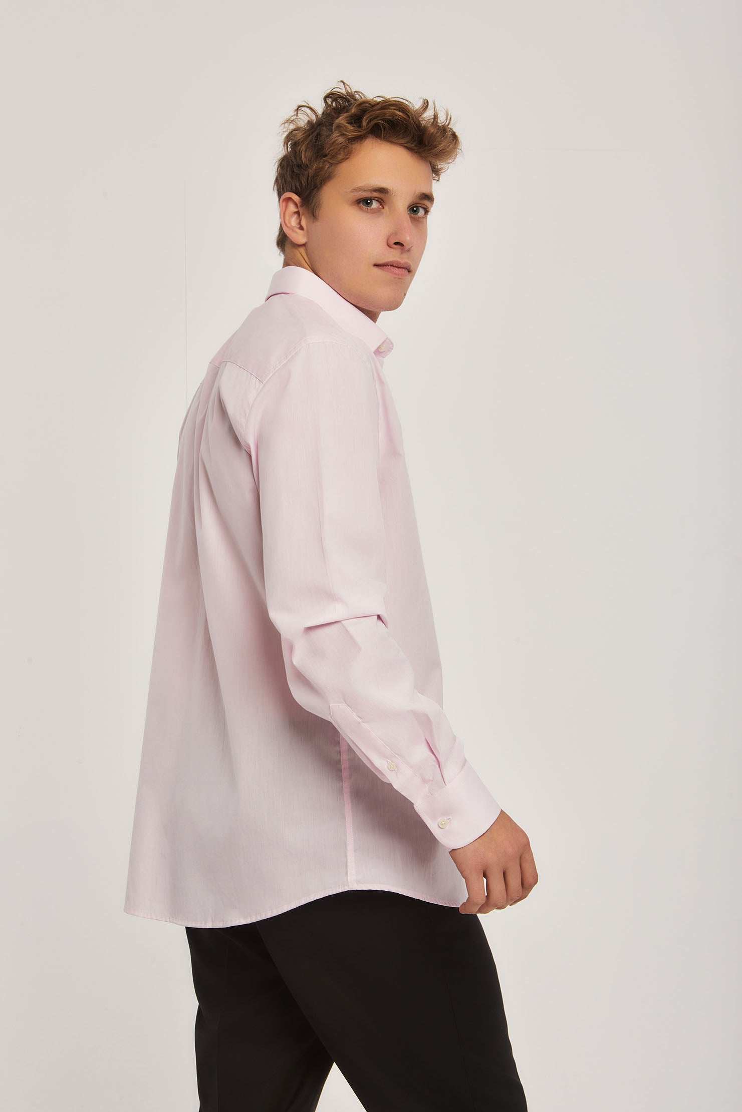 قميص كلاسيكي بأكمام طويلة وقصة عادية