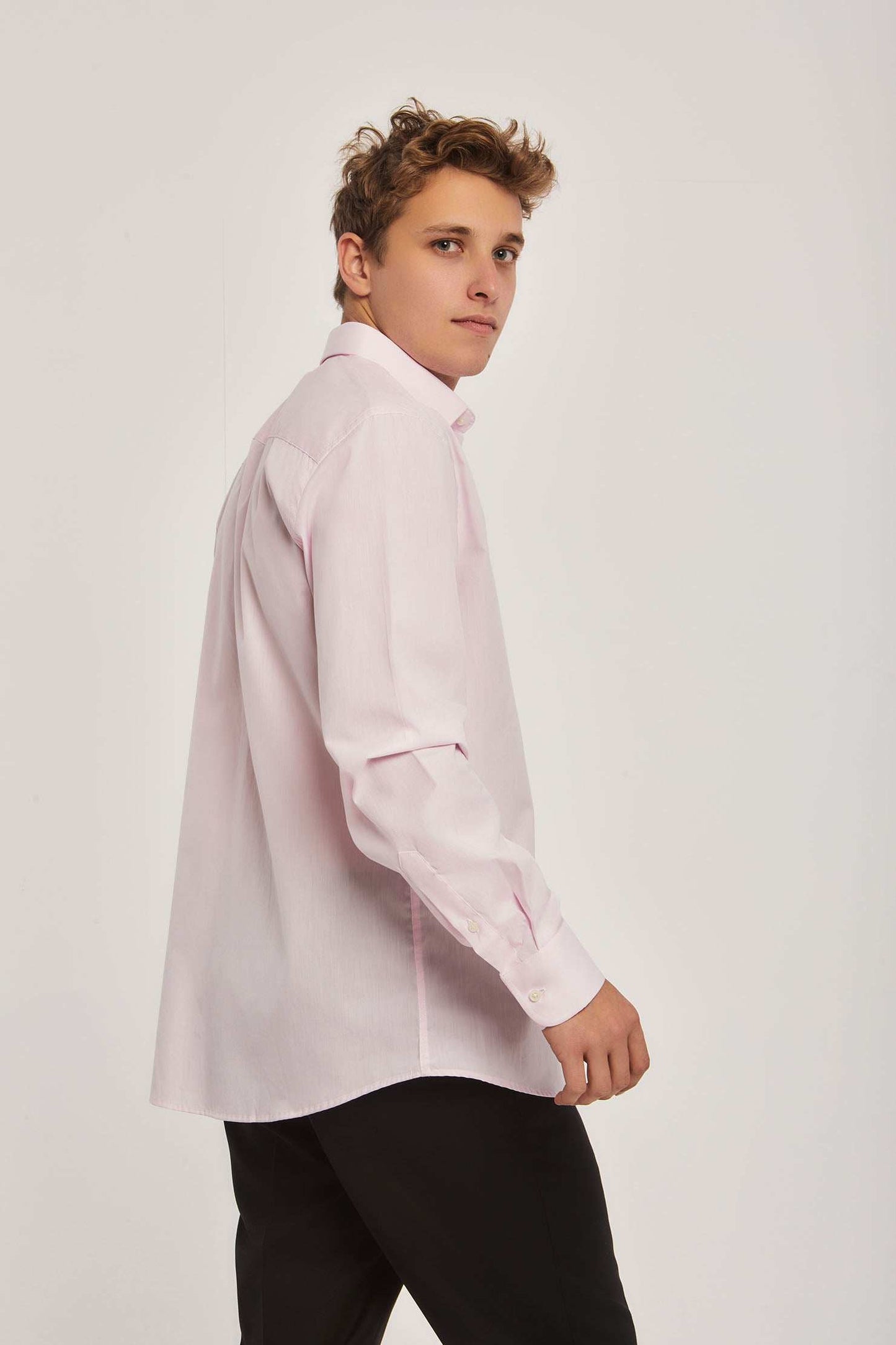 قميص كلاسيكي بأكمام طويلة وقصة عادية