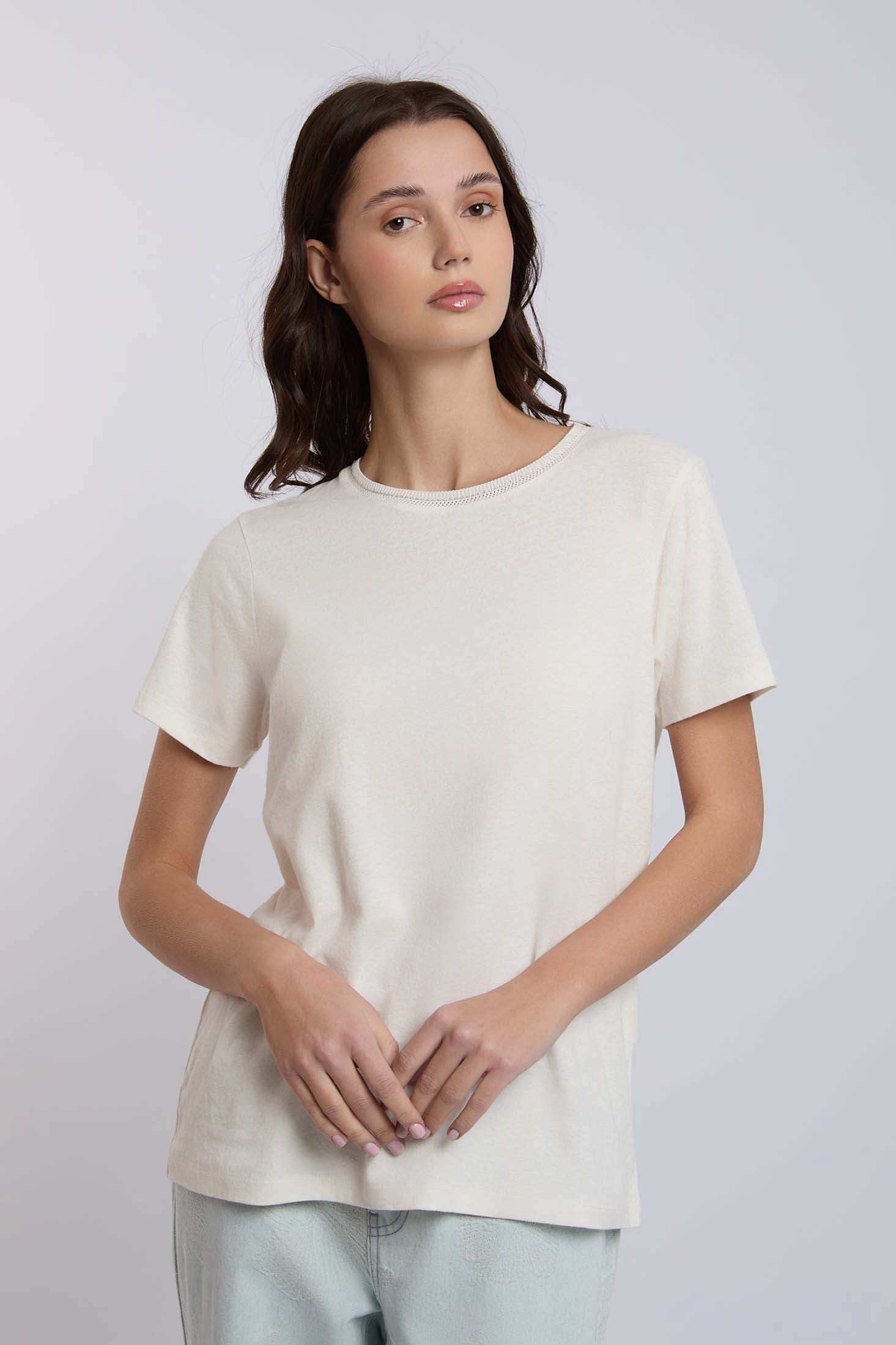 تي شيرت نسائي بقصّة عادية - أبيض