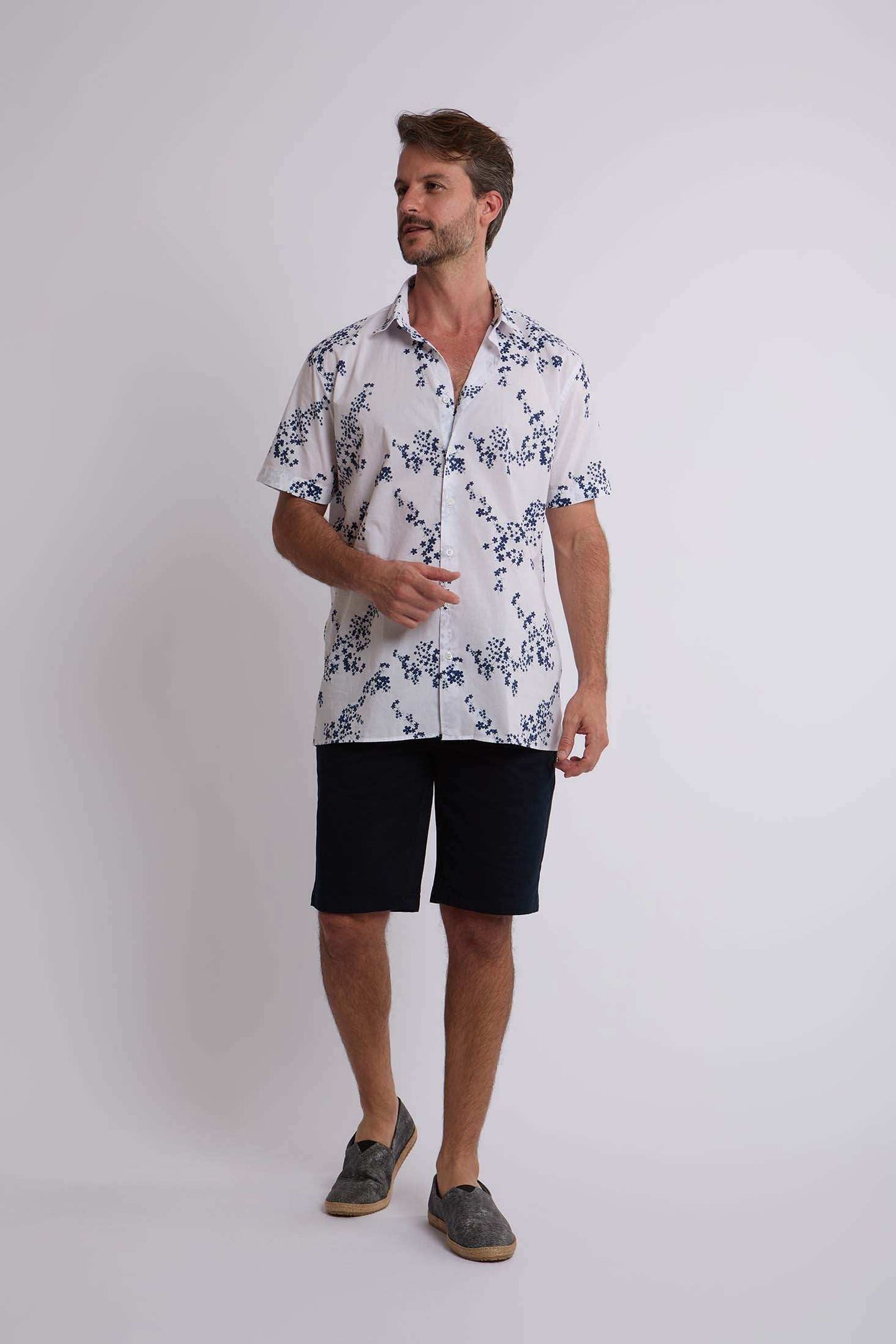 رجال عاديون في برمودا - البحرية