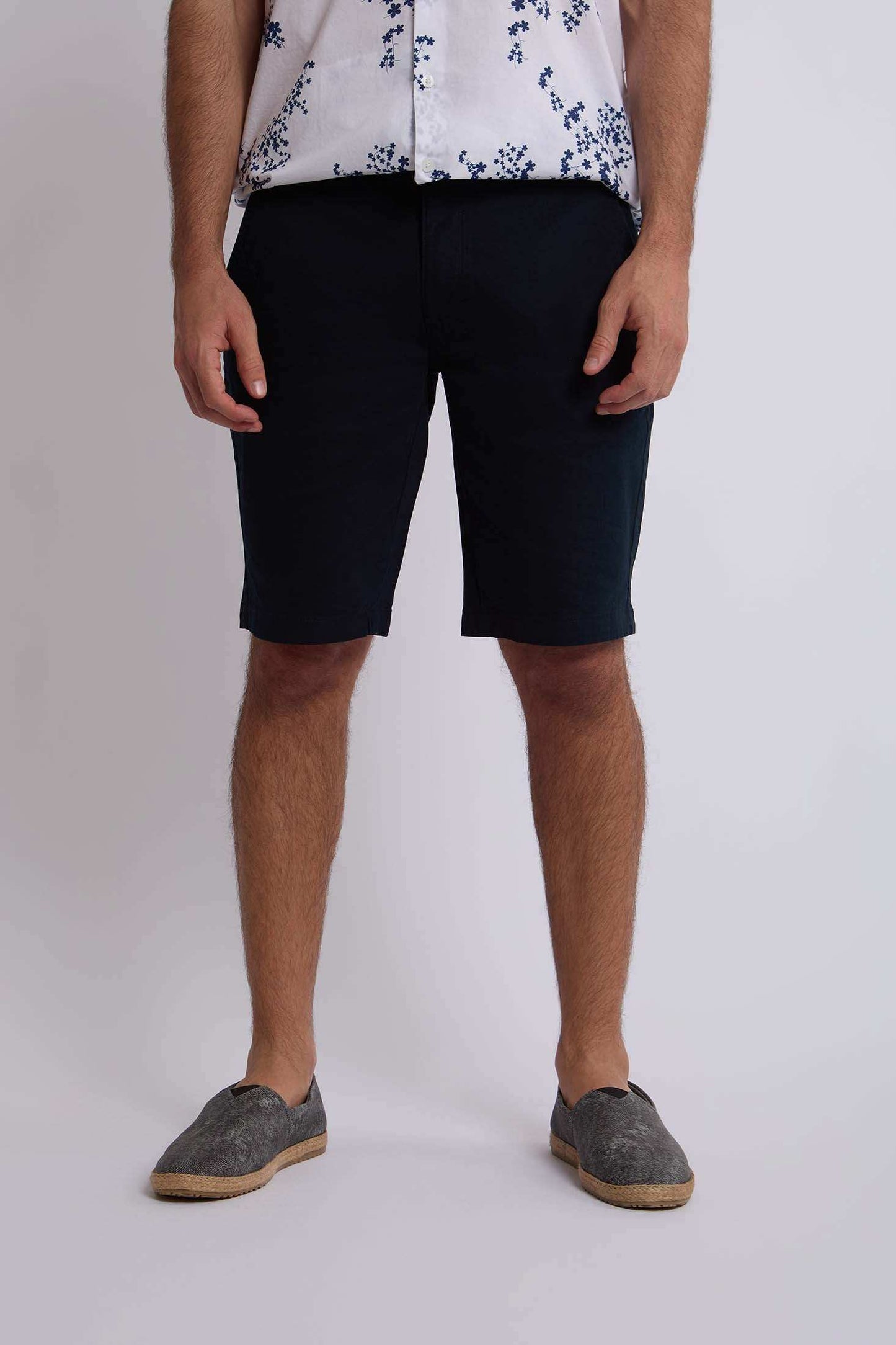 رجال عاديون في برمودا - البحرية