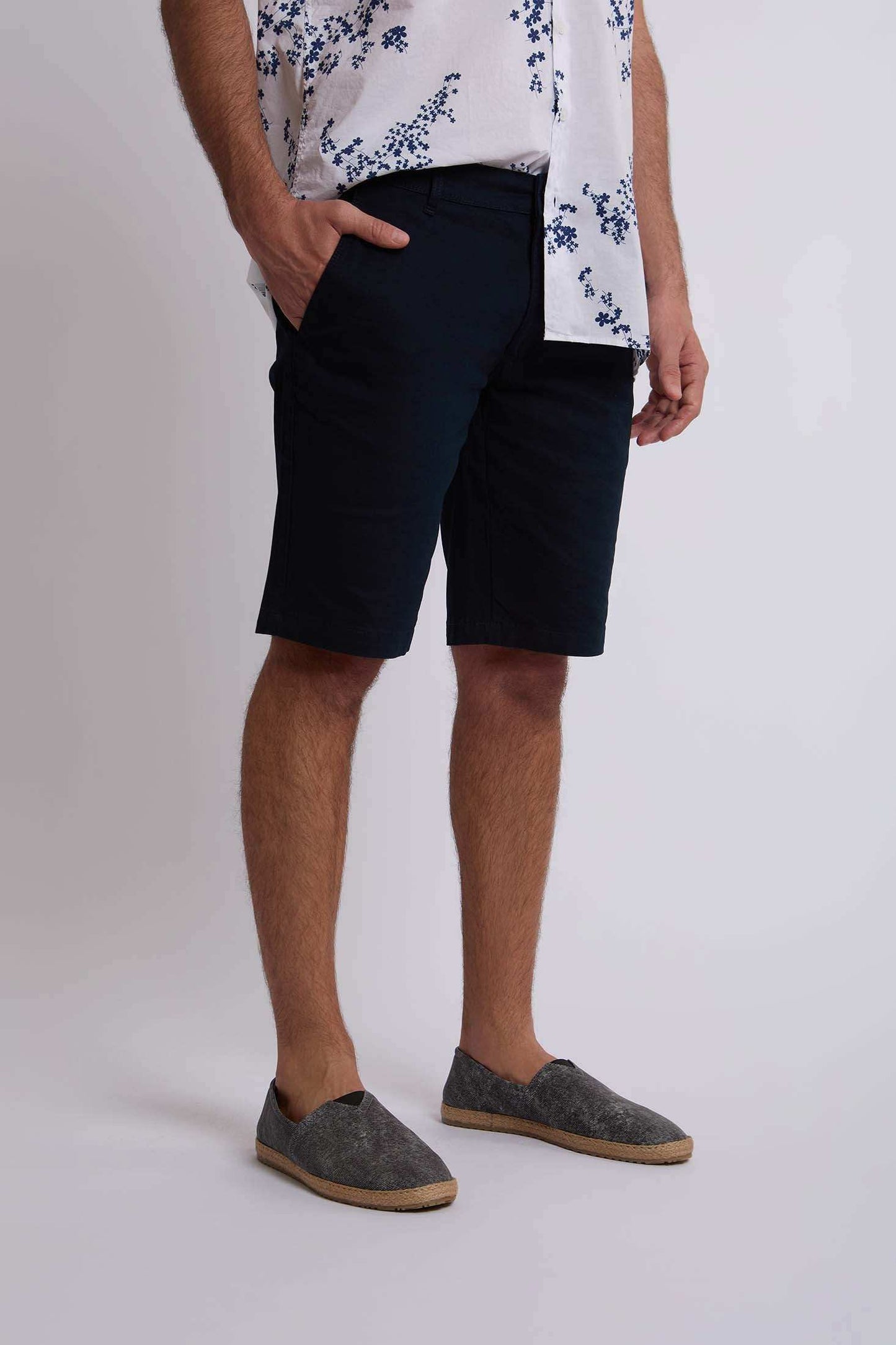 رجال عاديون في برمودا - البحرية