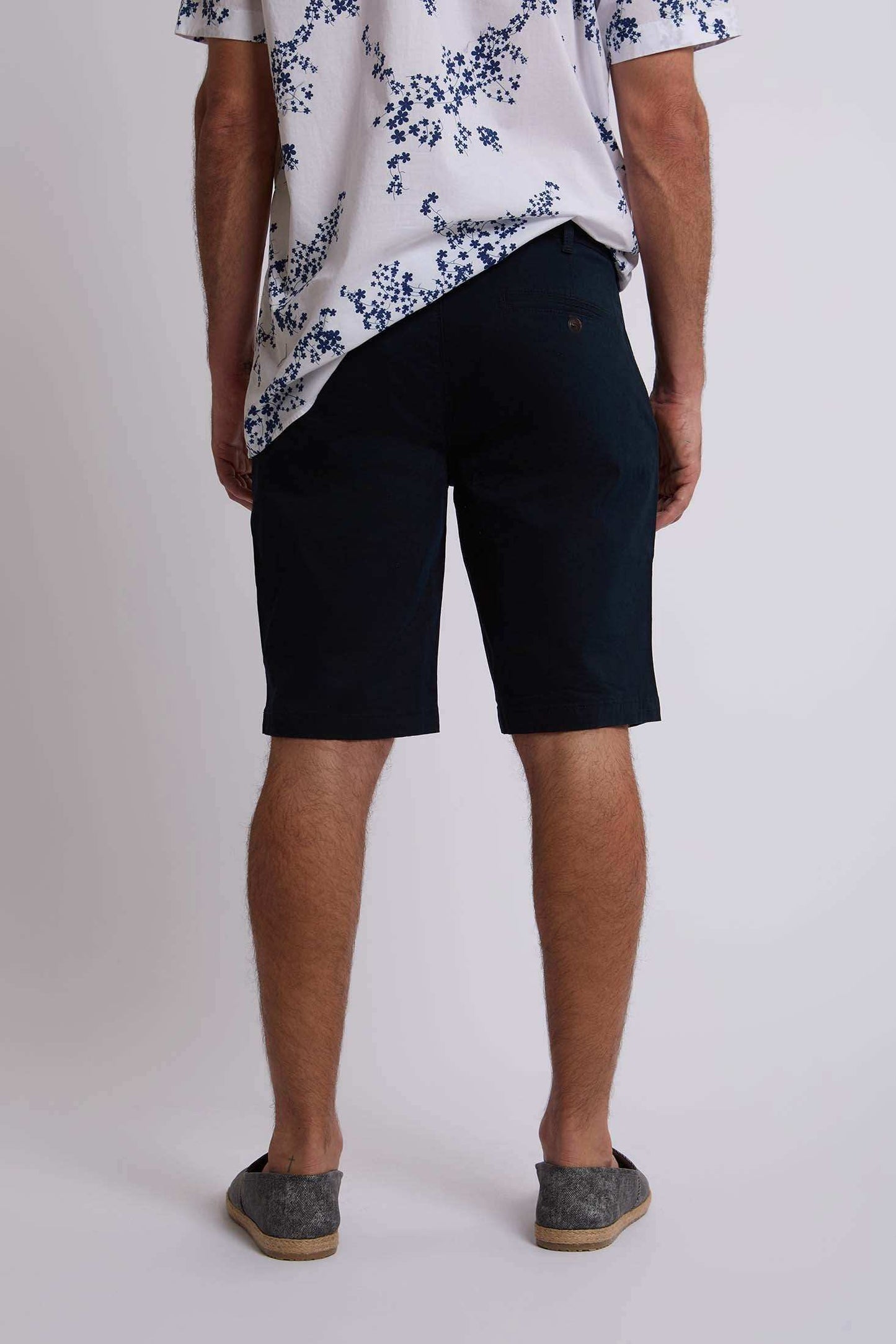 رجال عاديون في برمودا - البحرية