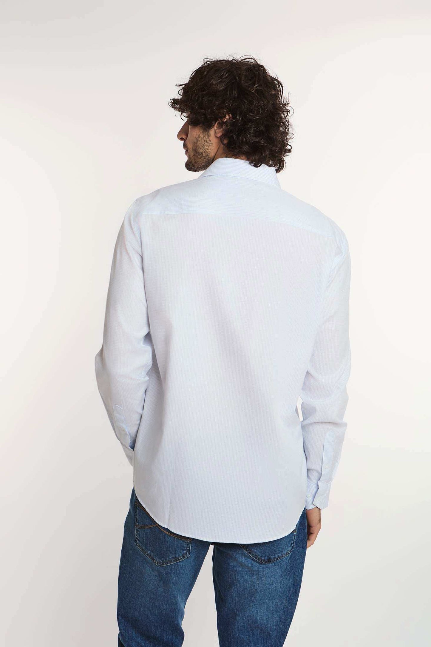 قميص سادة بأكمام طويلة وأزرار