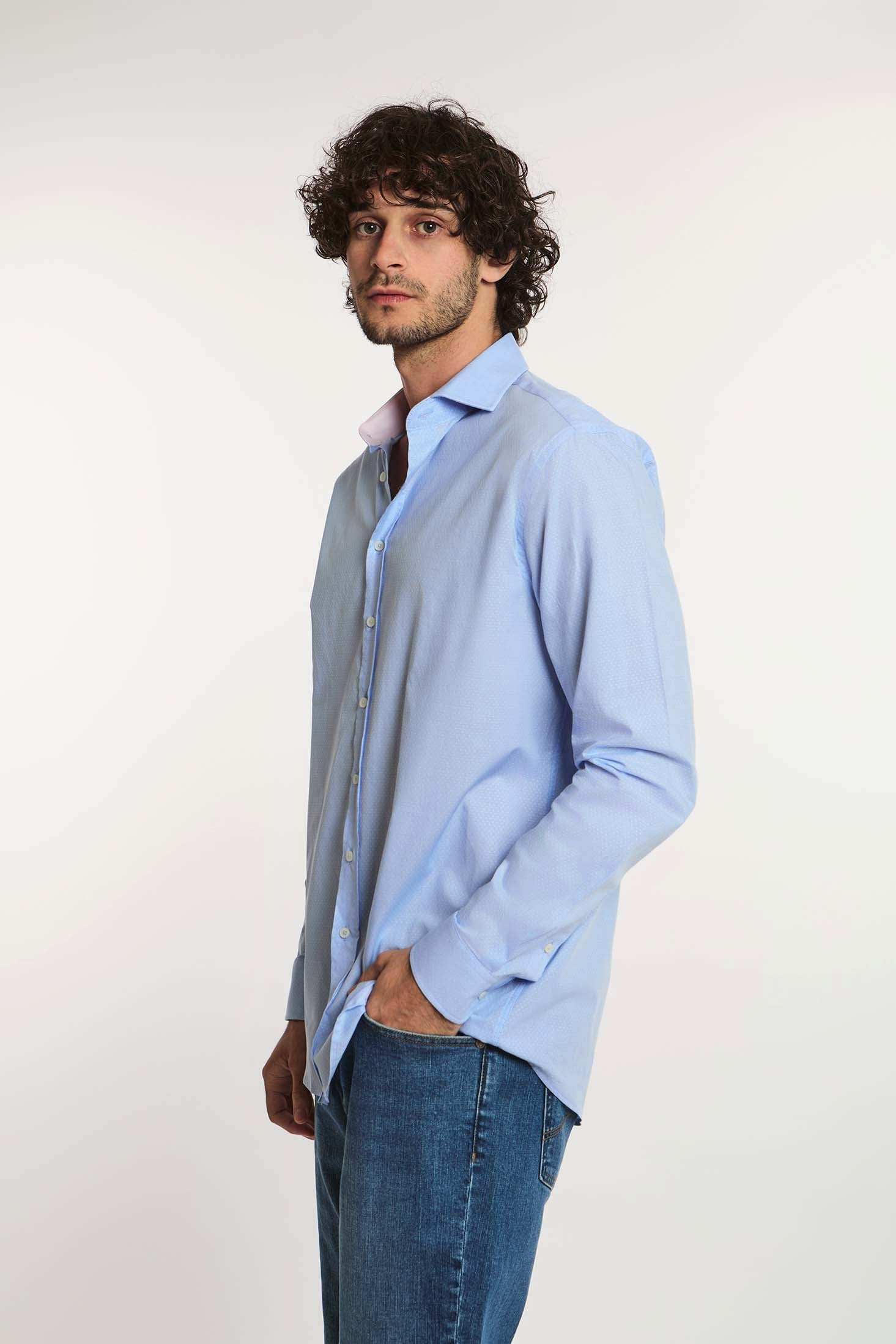 Man wearing a Dalydress light blue button-down shirt and jeans, casual men’s fashion