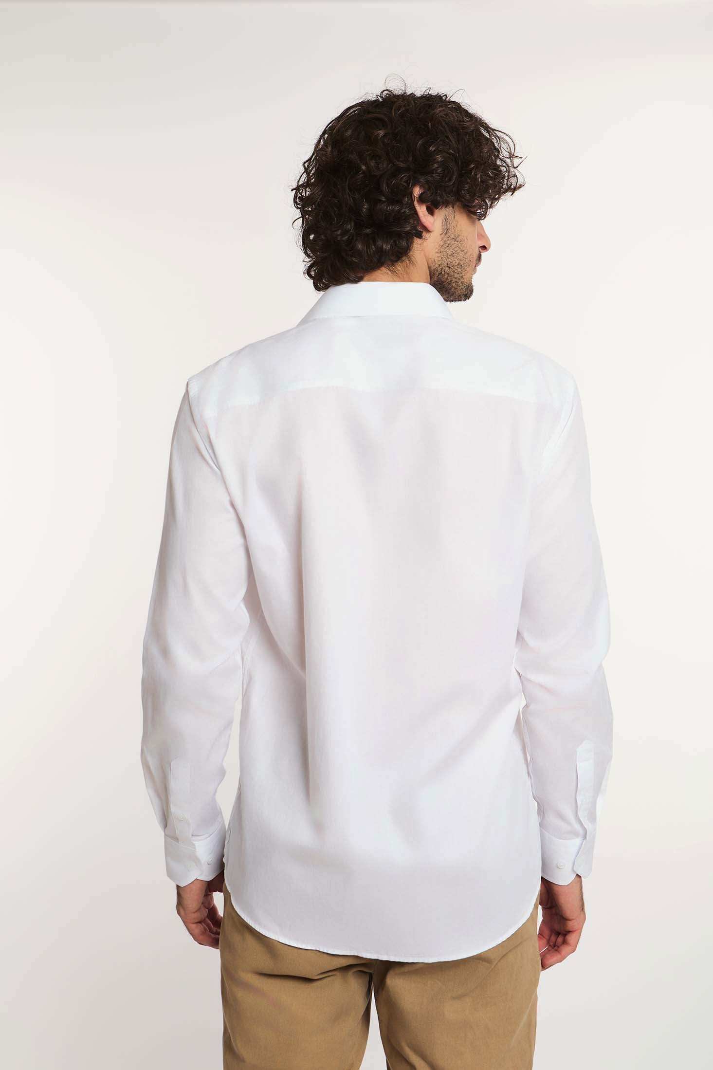 Dalydress men's white long sleeve shirt and beige pants, back view, casual wear