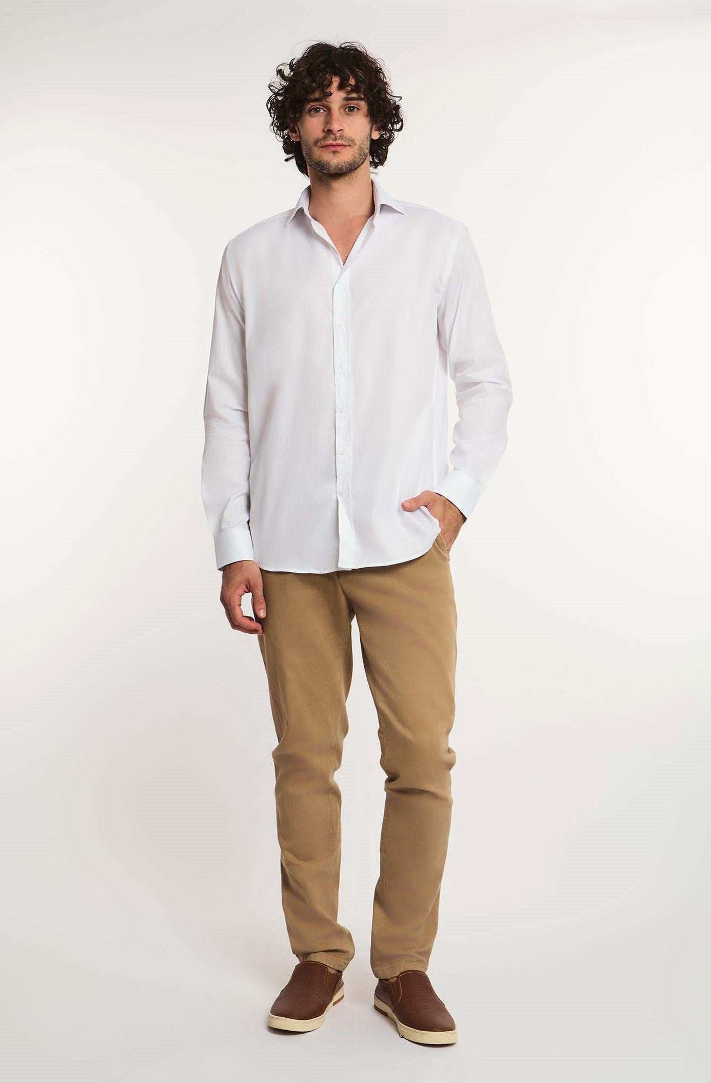 Dalydress men’s casual look with white shirt, beige pants, and brown slip-on shoes