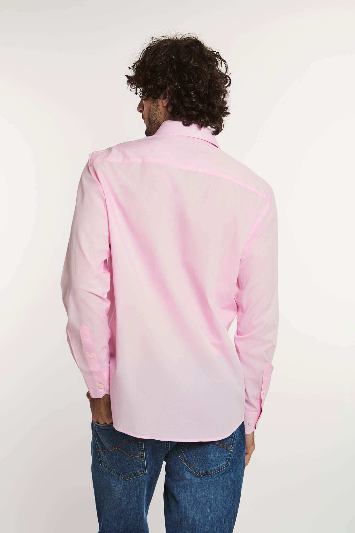 Man wearing Dalydress men's pink button-up shirt and blue jeans, back view