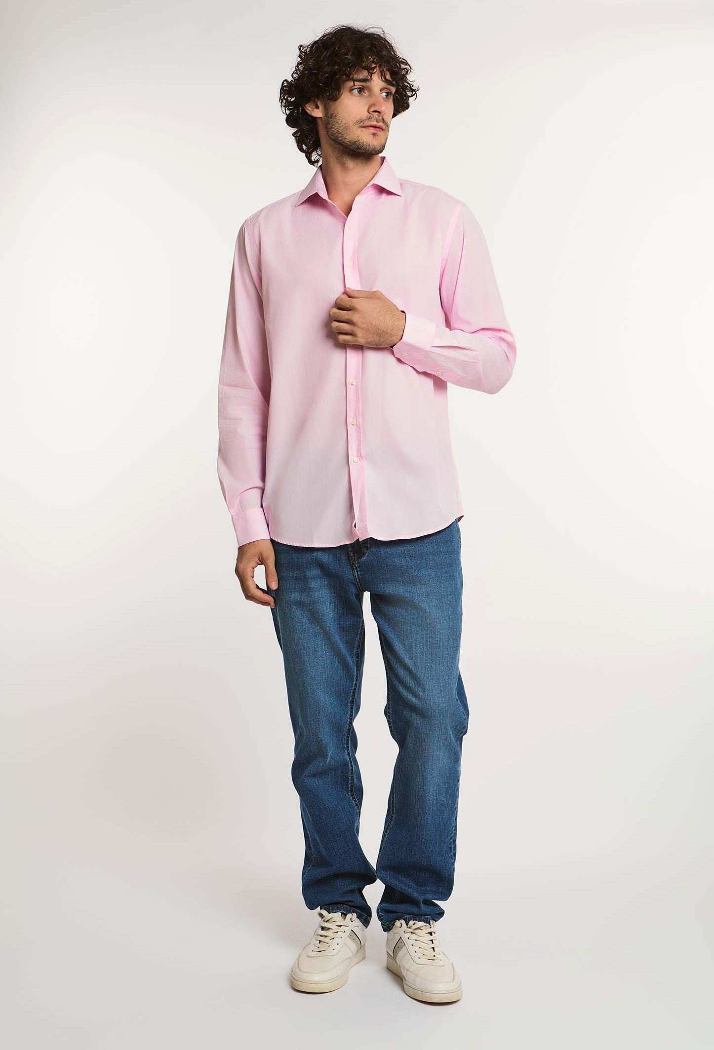 Dalydress men's casual look with light pink shirt, blue jeans, and white sneakers