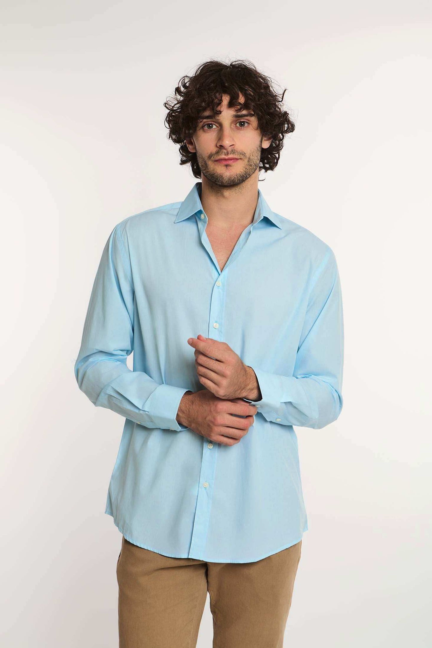 Dalydress men's light blue dress shirt with beige trousers, model on white backdrop