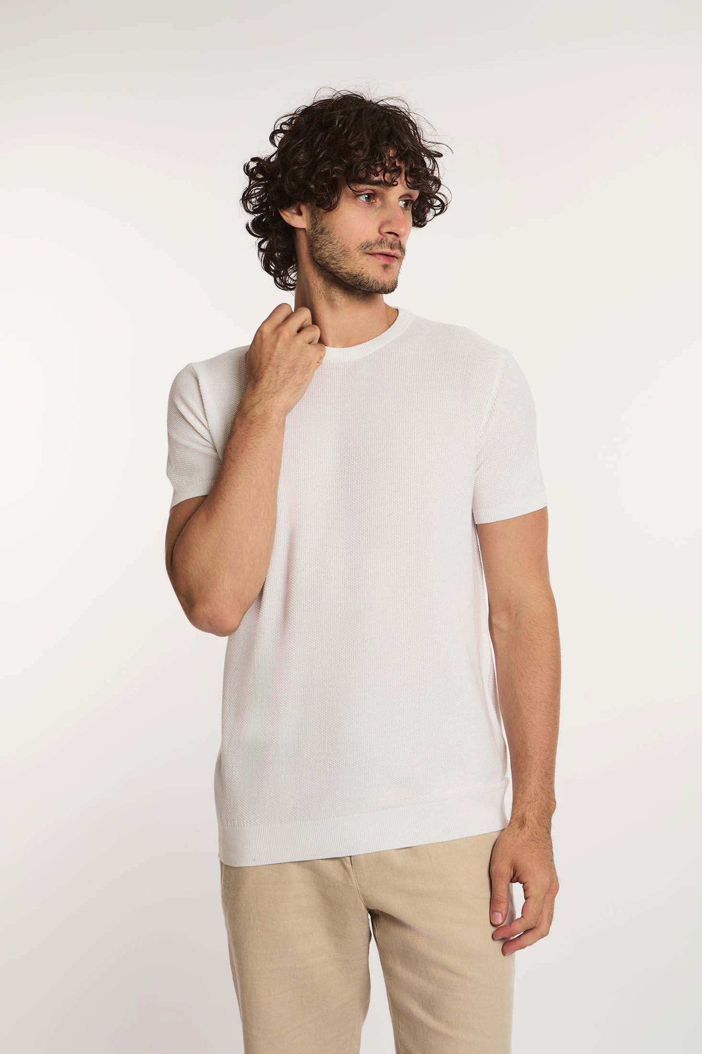 Man wearing Dalydress white short sleeve shirt and beige pants, casual men's fashion