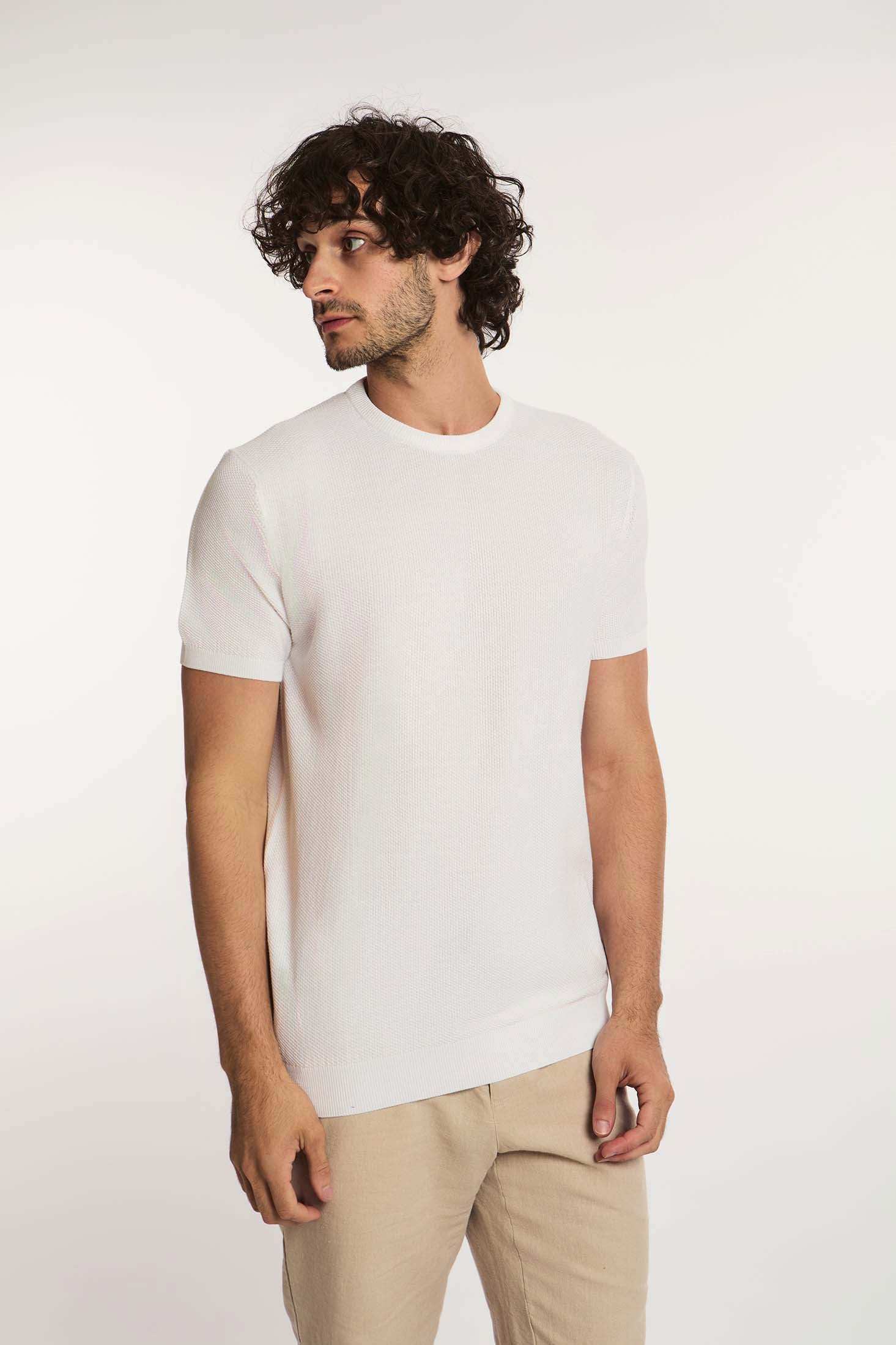 Dalydress men's casual white short-sleeve knit shirt with beige pants, studio background