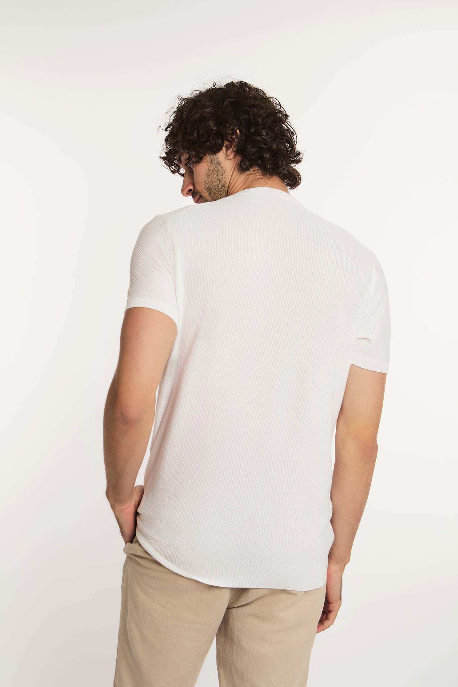 Dalydress casual men's white short sleeve shirt with beige pants, model back view