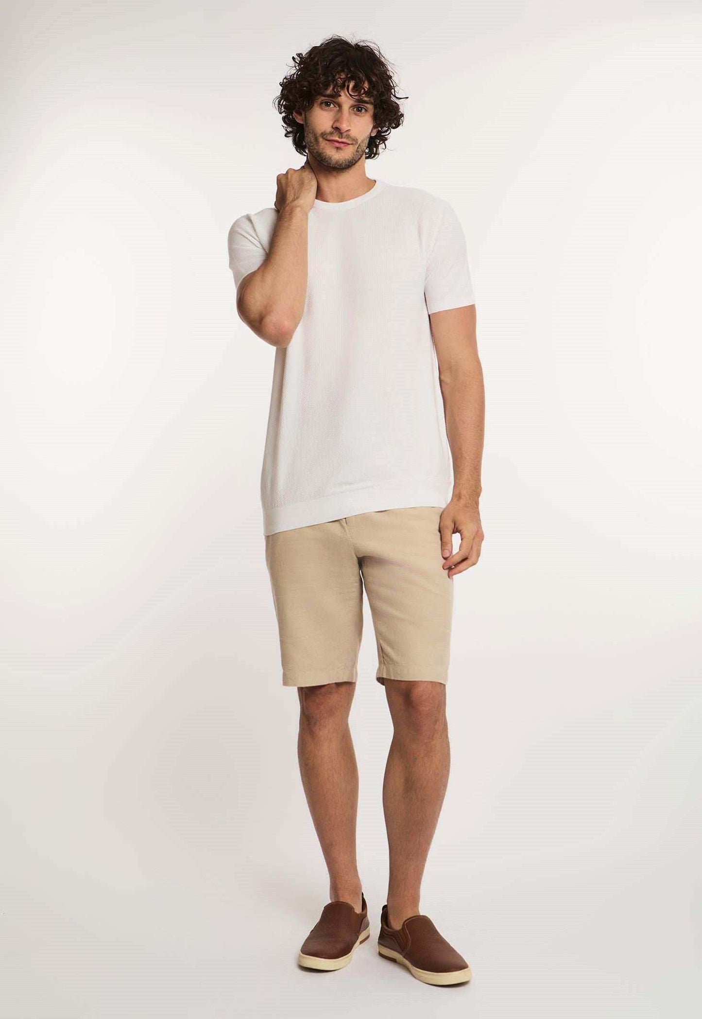 Dalydress casual men’s fashion: white t-shirt, beige shorts, brown slip-on shoes