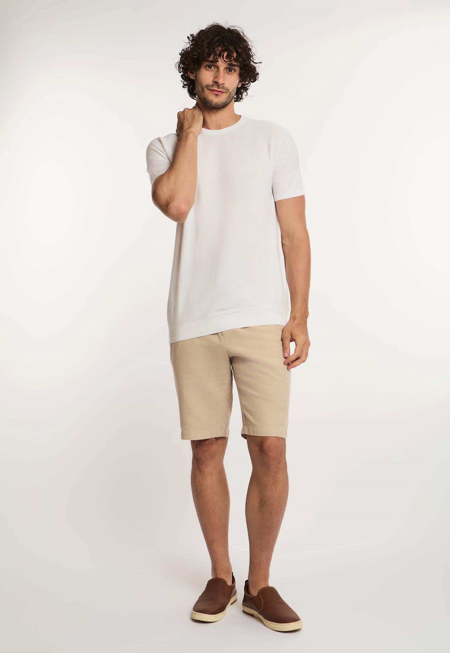 Dalydress casual men’s fashion: white t-shirt, beige shorts, brown slip-on shoes