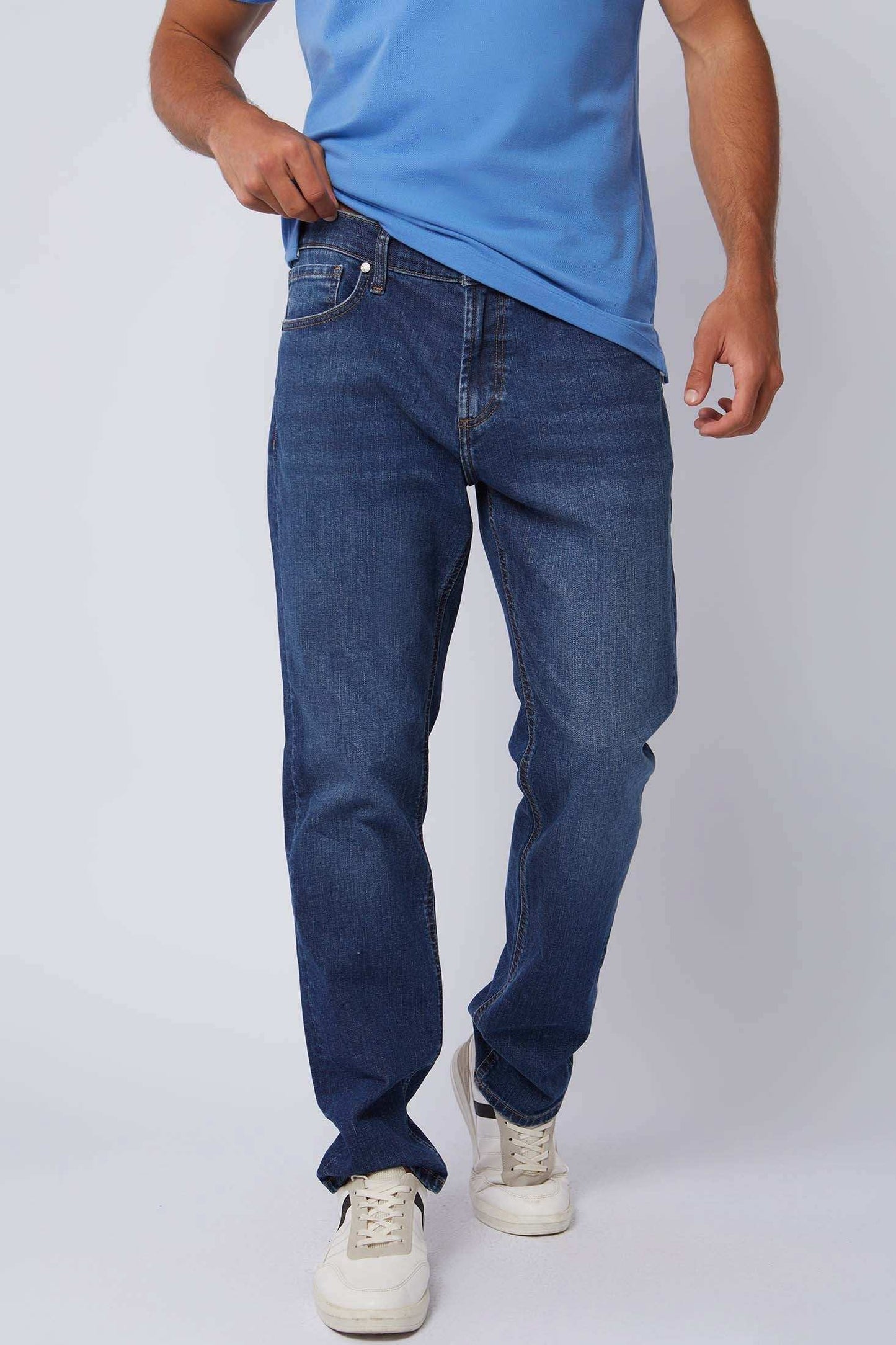 Dalydress men's classic blue jeans paired with light sneakers and a blue shirt