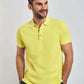 قميص بولو رجالي بقصّة عادية - أصفر