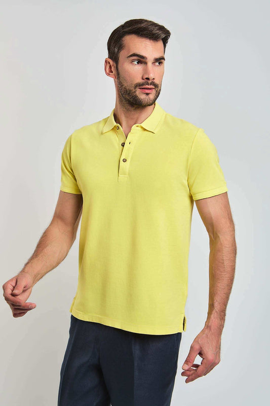 قميص بولو رجالي بقصّة عادية - أصفر