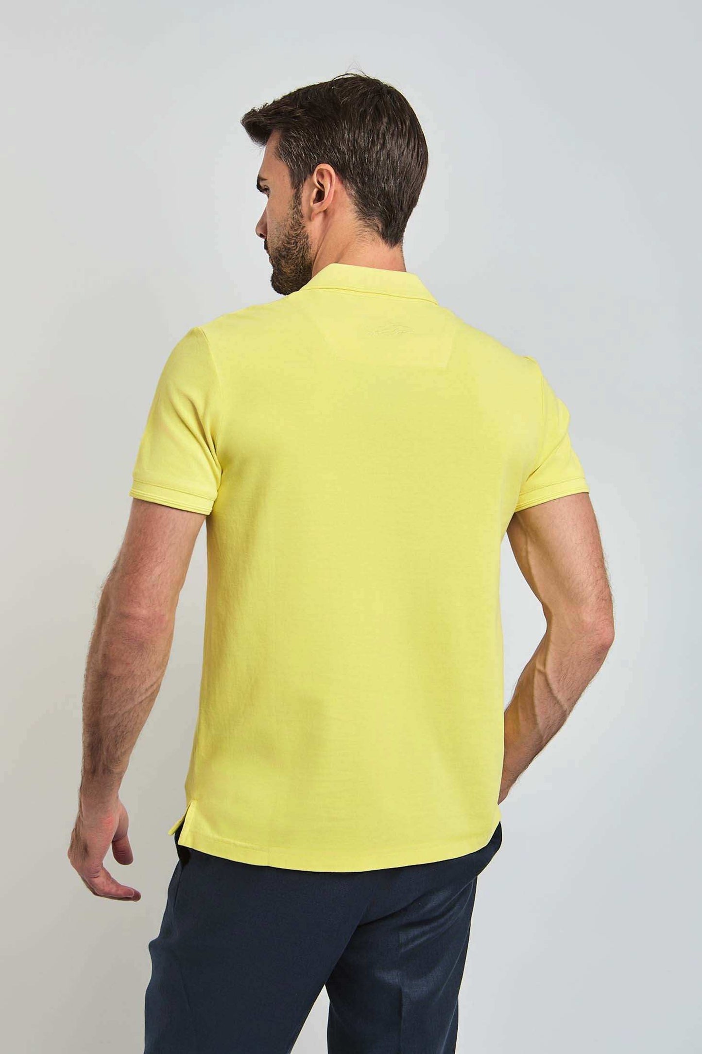 قميص بولو رجالي بقصّة عادية - أصفر