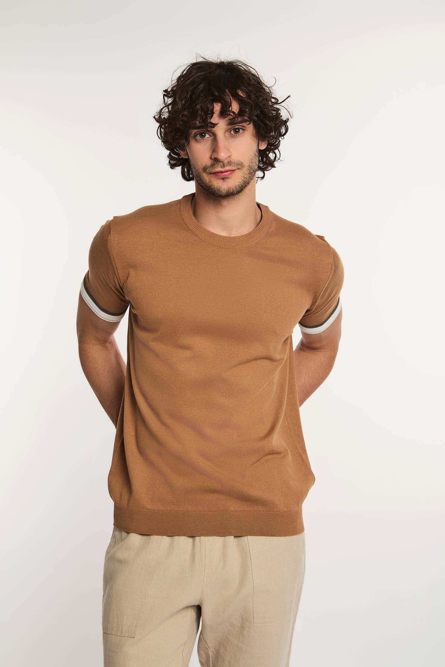 Dalydress men's casual brown short-sleeve shirt with white trim, beige pants, studio shot