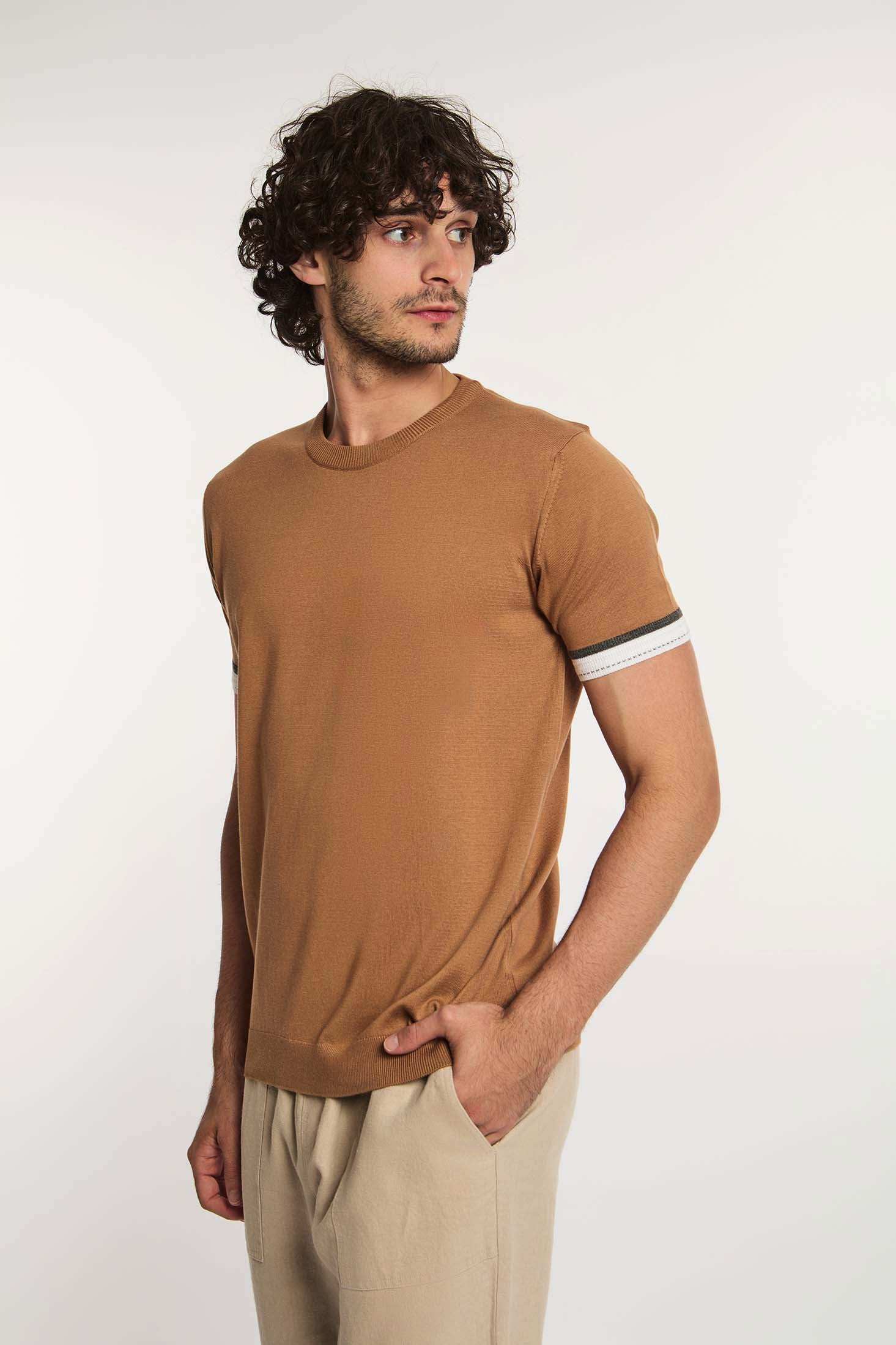 Dalydress men’s beige short-sleeve t-shirt with striped sleeve detail, casual fashion