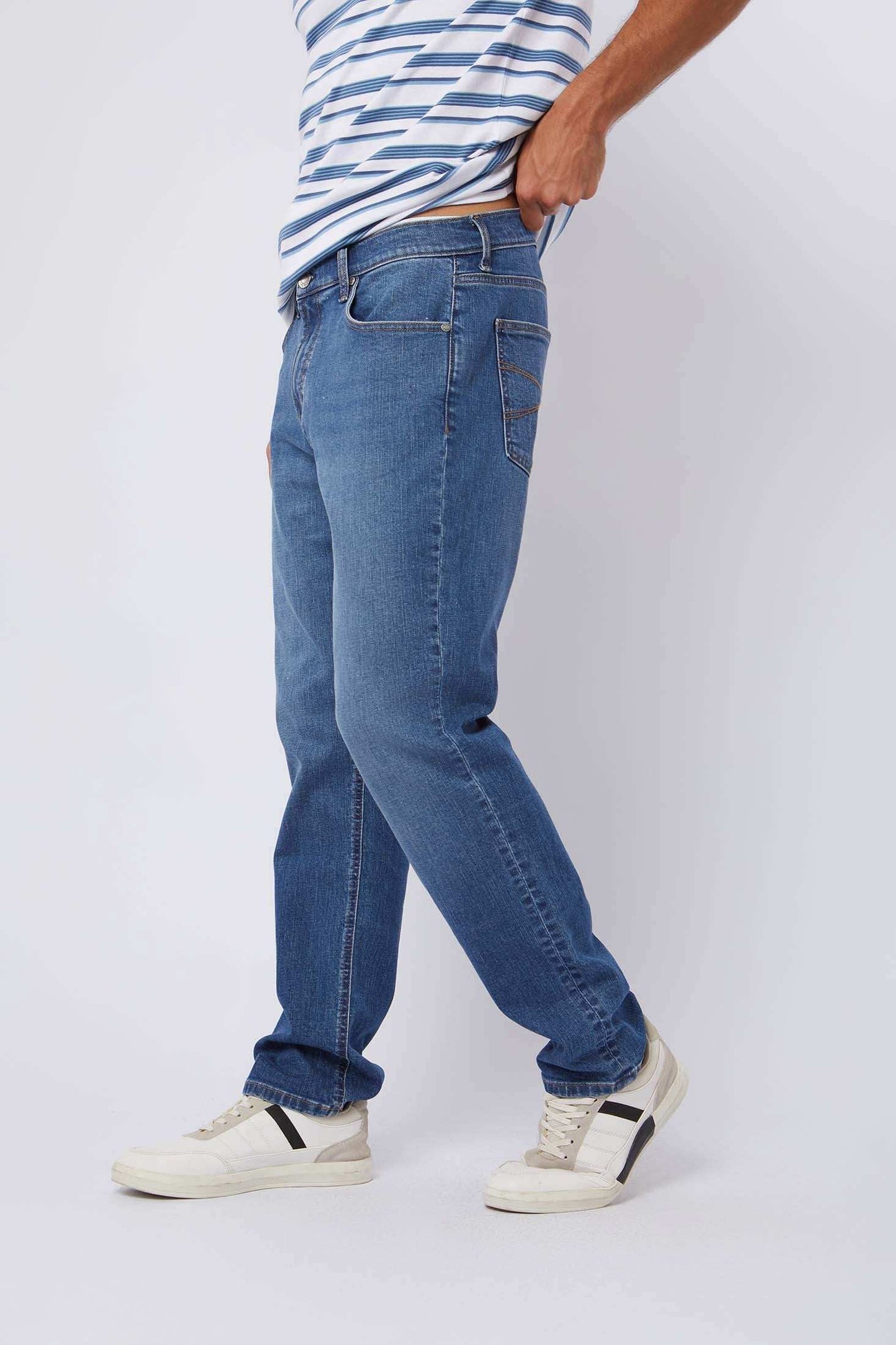 Dalydress men's straight fit blue jeans with striped shirt and white sneakers