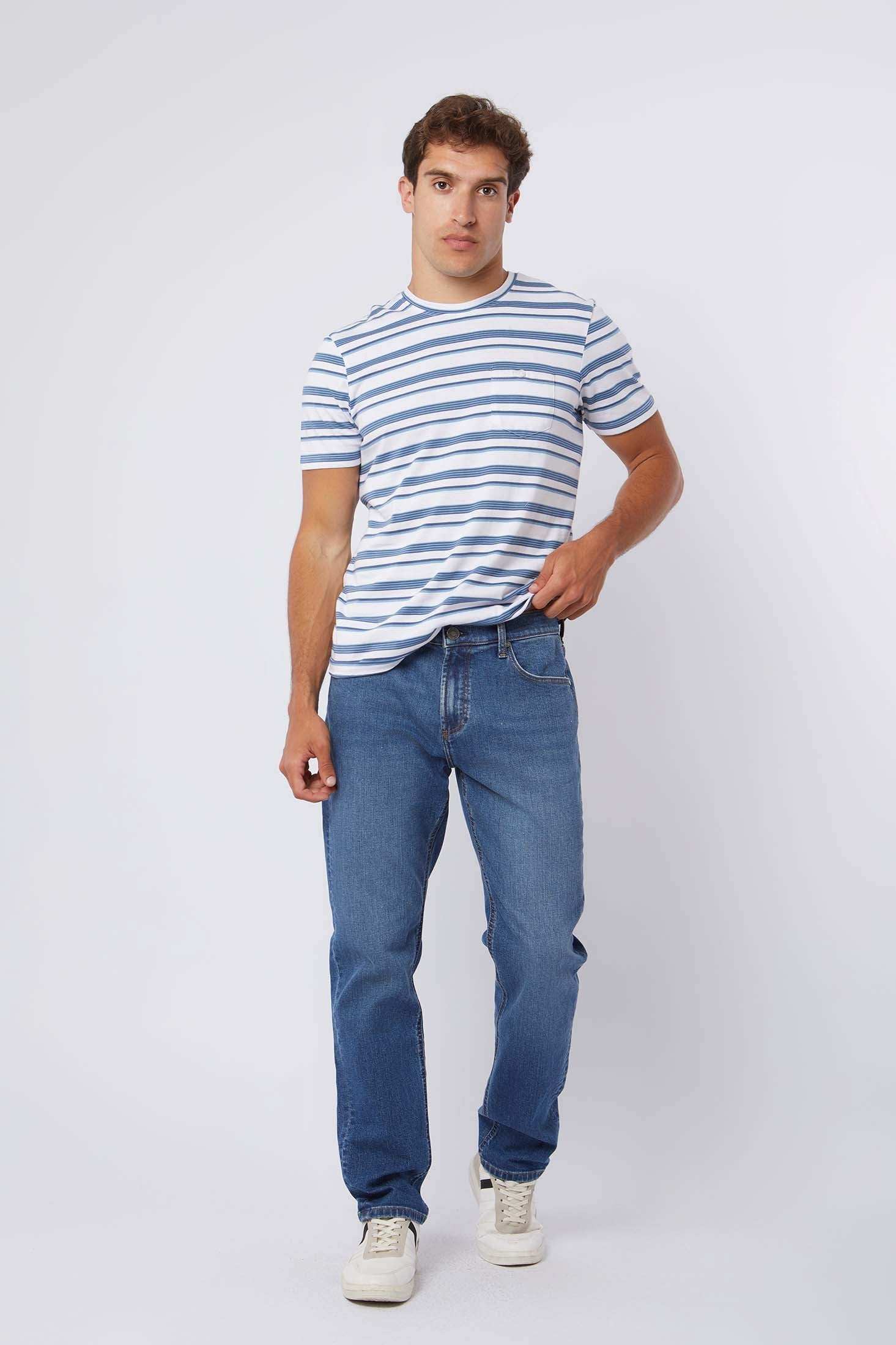 Dalydress men’s blue striped t-shirt with blue jeans and white sneakers, casual outfit