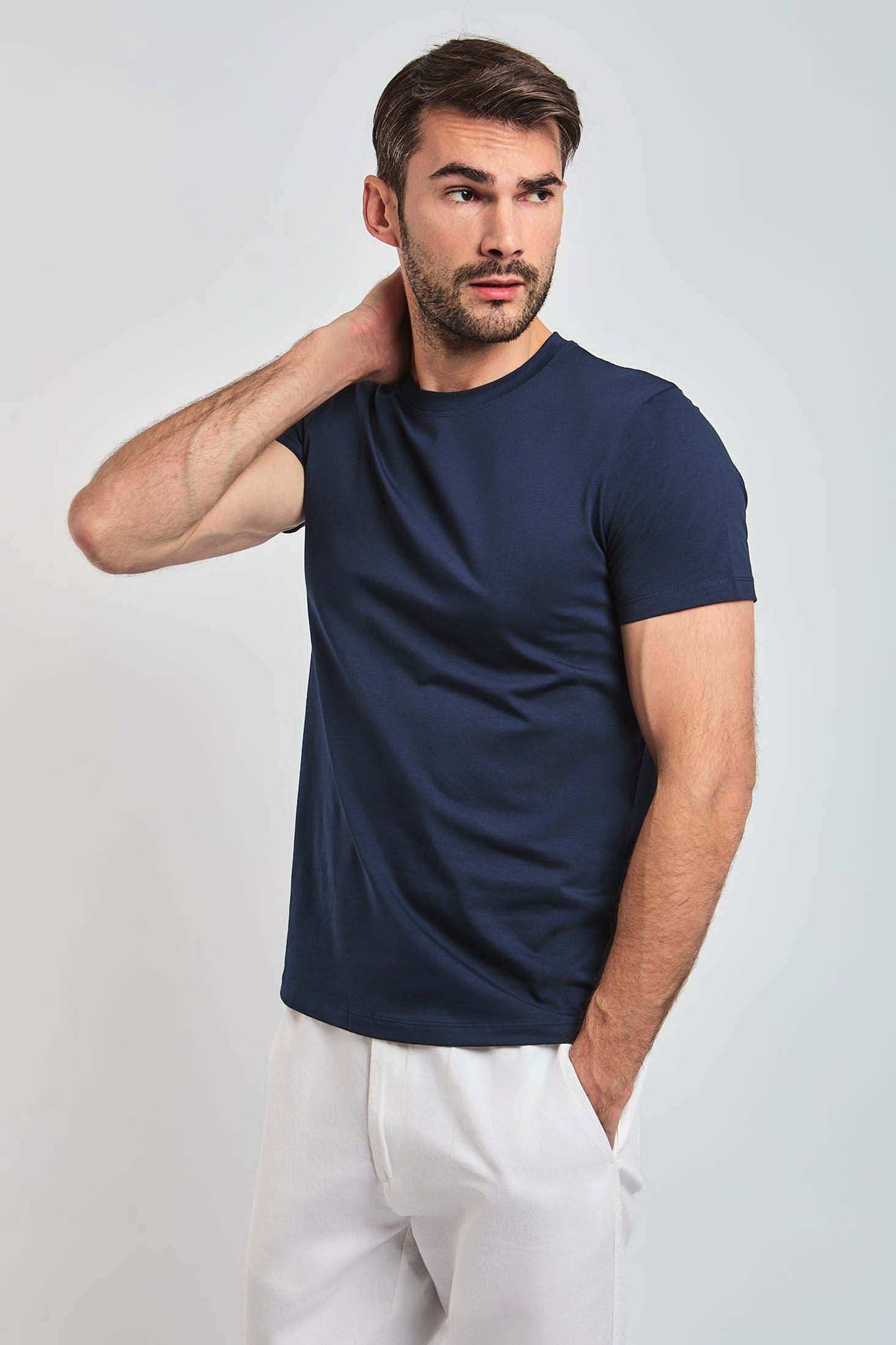 Dalydress men's navy blue t-shirt with white pants, modern casual fashion look