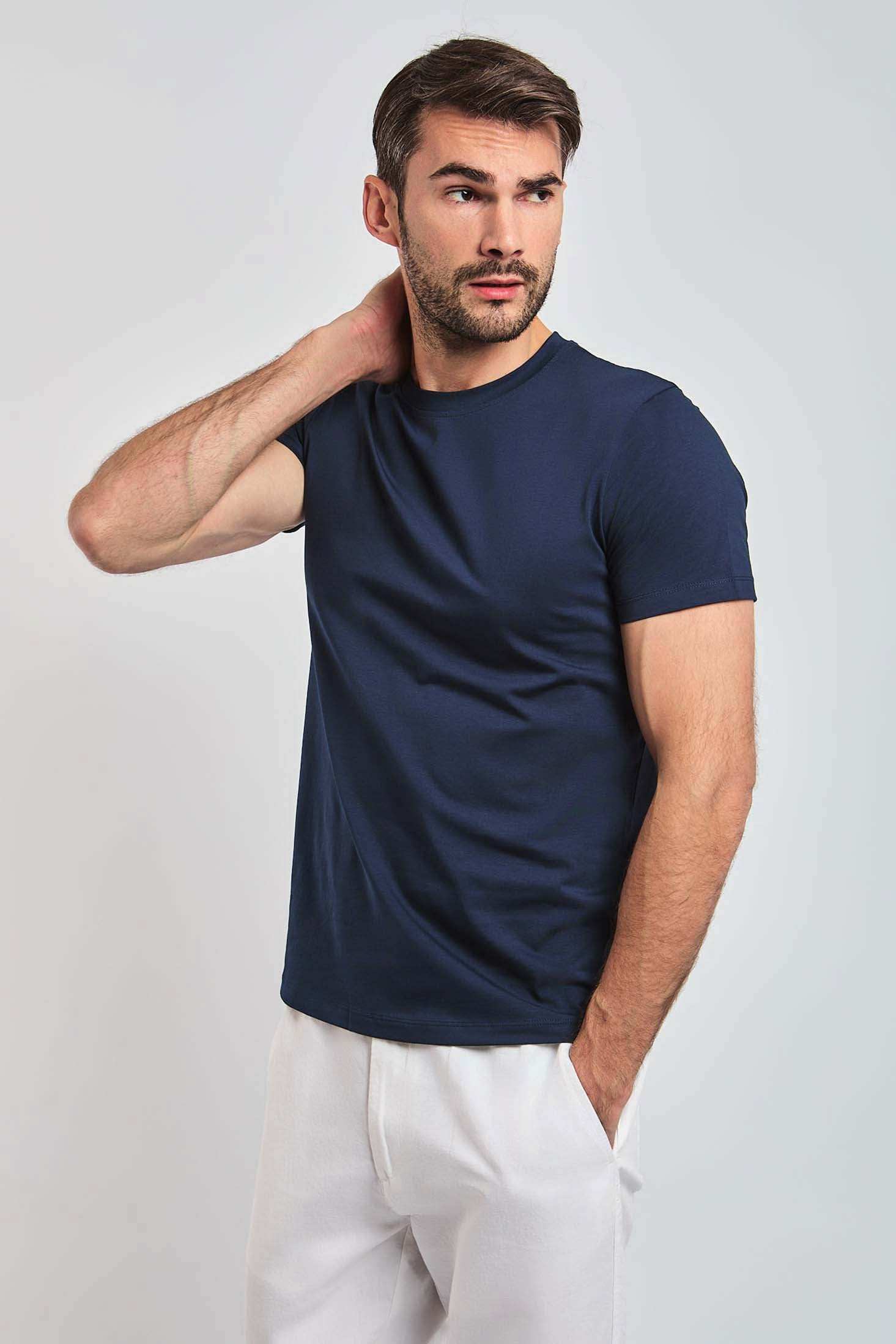 Dalydress men's navy blue t-shirt with white pants, modern casual fashion look