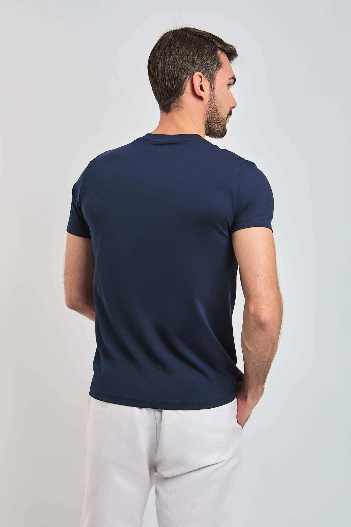 Dalydress men's navy blue t-shirt and white pants, back view, modern casual fashion