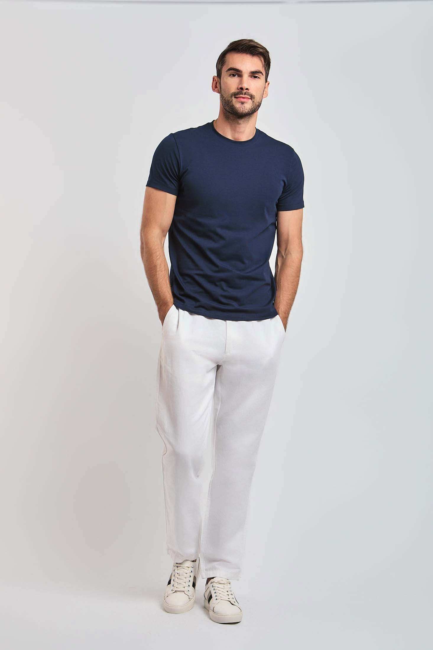 Dalydress men's navy t-shirt with white pants and white sneakers, casual fashion