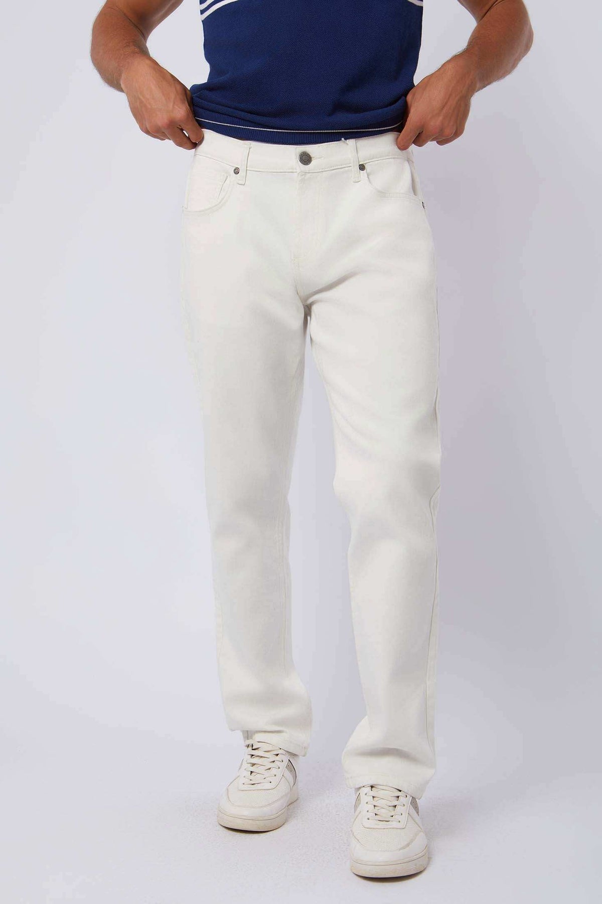 Dalydress men's white denim jeans with five pockets, styled with white sneakers