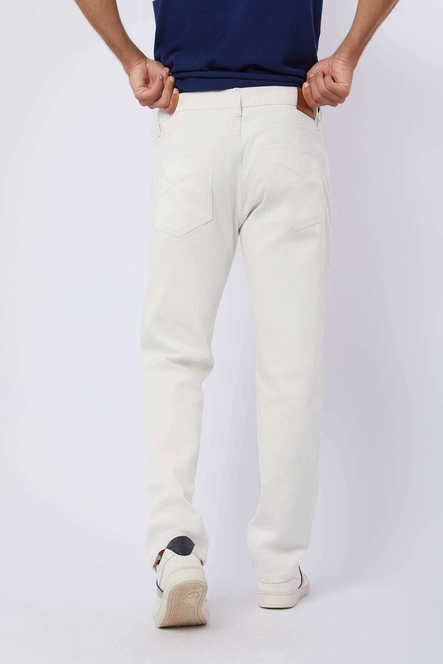 Dalydress men's white jeans, back view, paired with a navy shirt and white sneakers