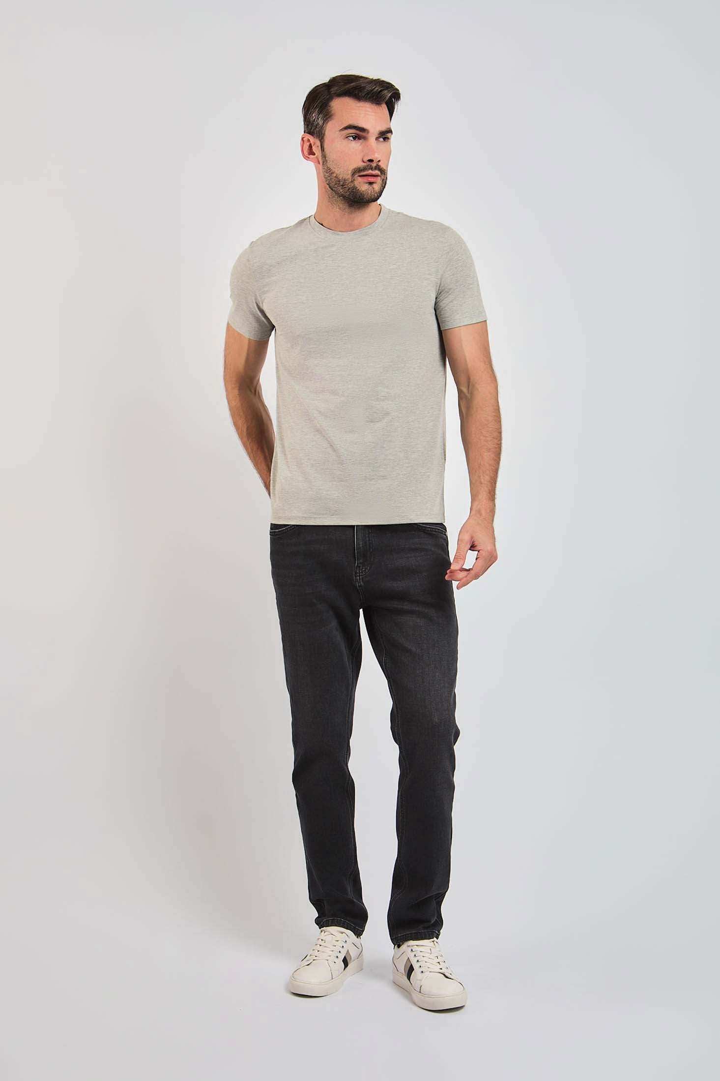 Dalydress men's casual outfit with light grey t-shirt, dark jeans, and white sneakers