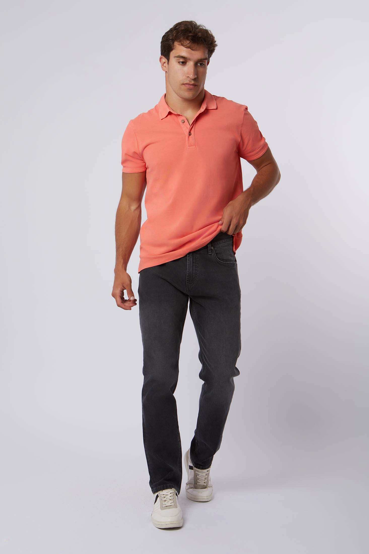 Man wearing coral polo shirt, black jeans, and white sneakers, Dalydress men's casual fashion