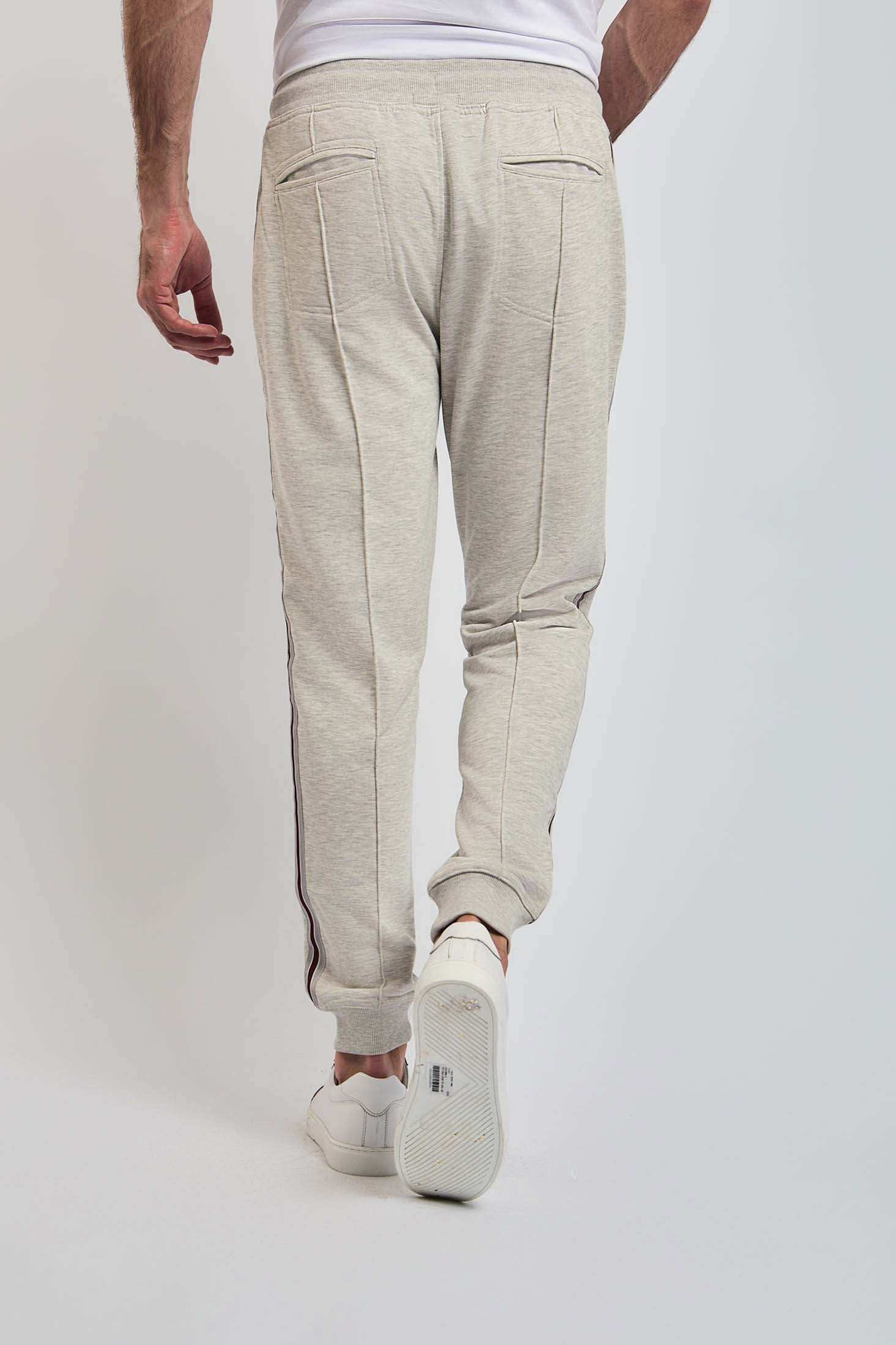 Dalydress men's light beige jogger pants with back pockets and white sneakers