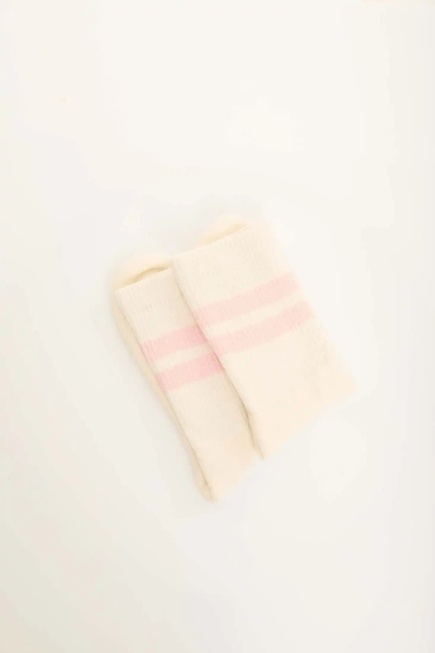 جوارب طويلة مخططة ذات كشكشة