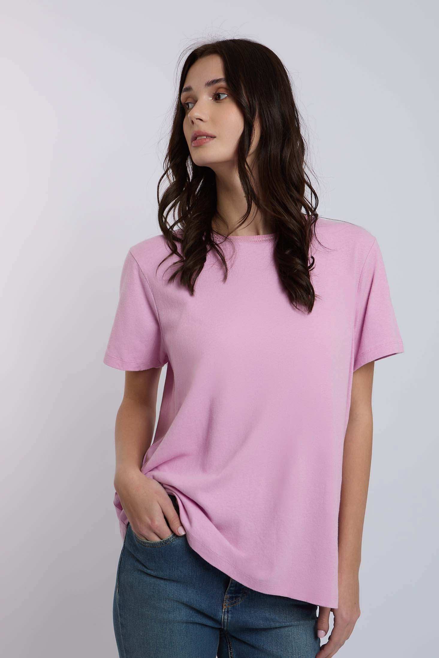 تي شيرت نسائي بقصّة عادية - وردي