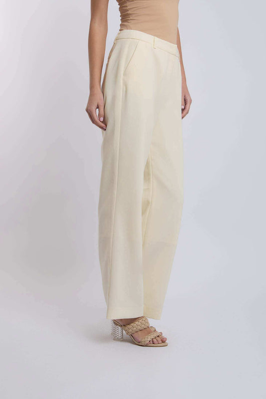 بنطلون نسائي بقصّة عادية - أبيض فاتح