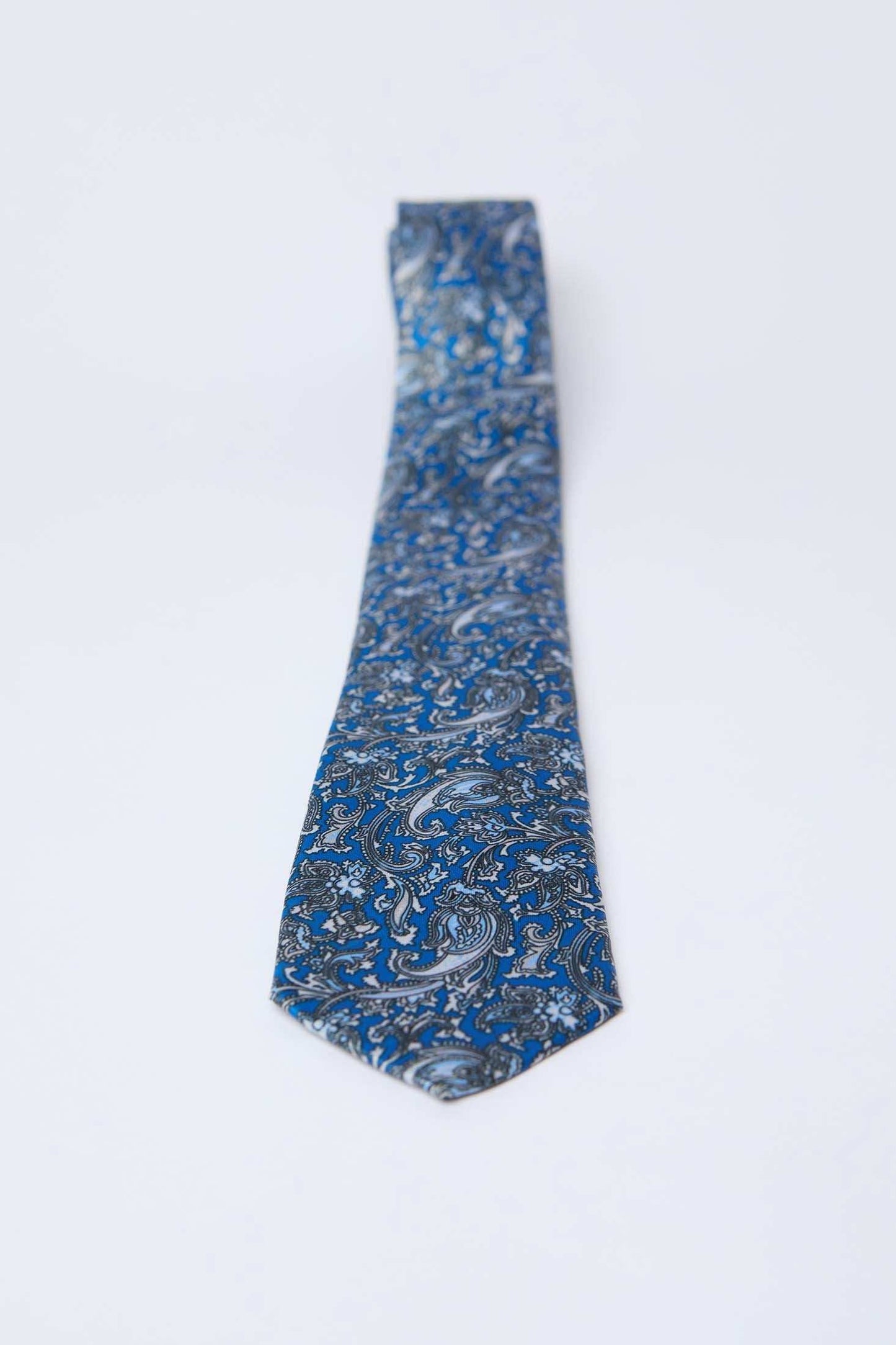 Dalydress blue paisley men’s tie on white background, elegant Egyptian fashion accessory