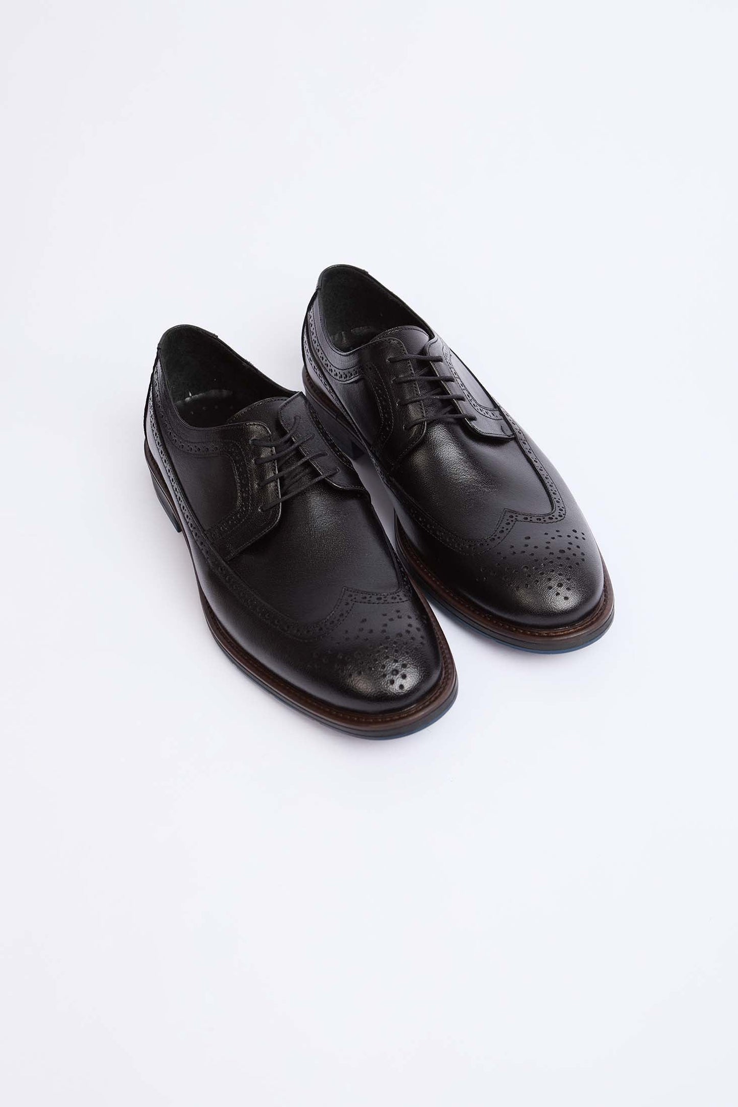 أحذية الرجال الأسود