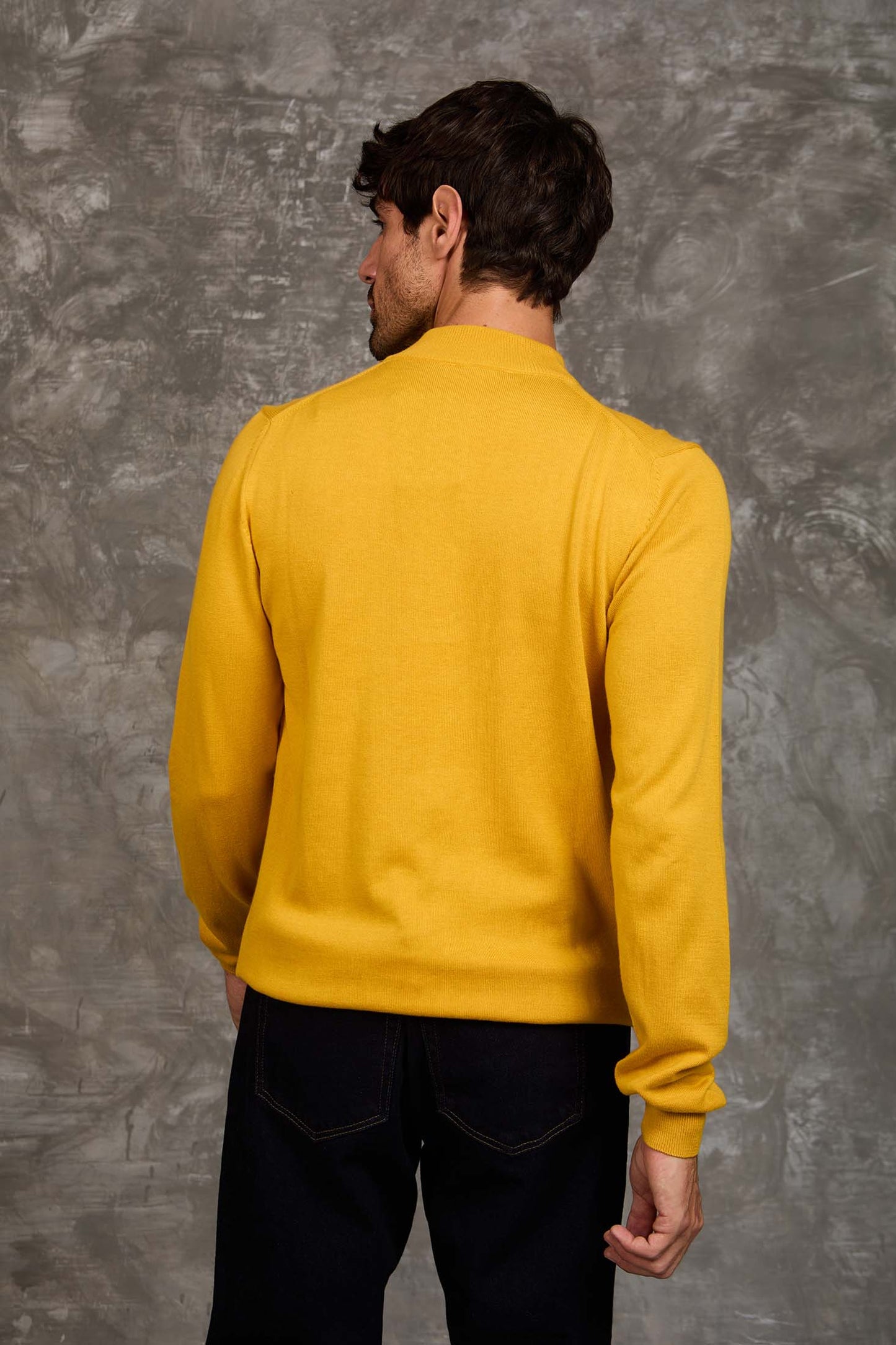 بلوفر سادة سهل الارتداء برقبة عالية