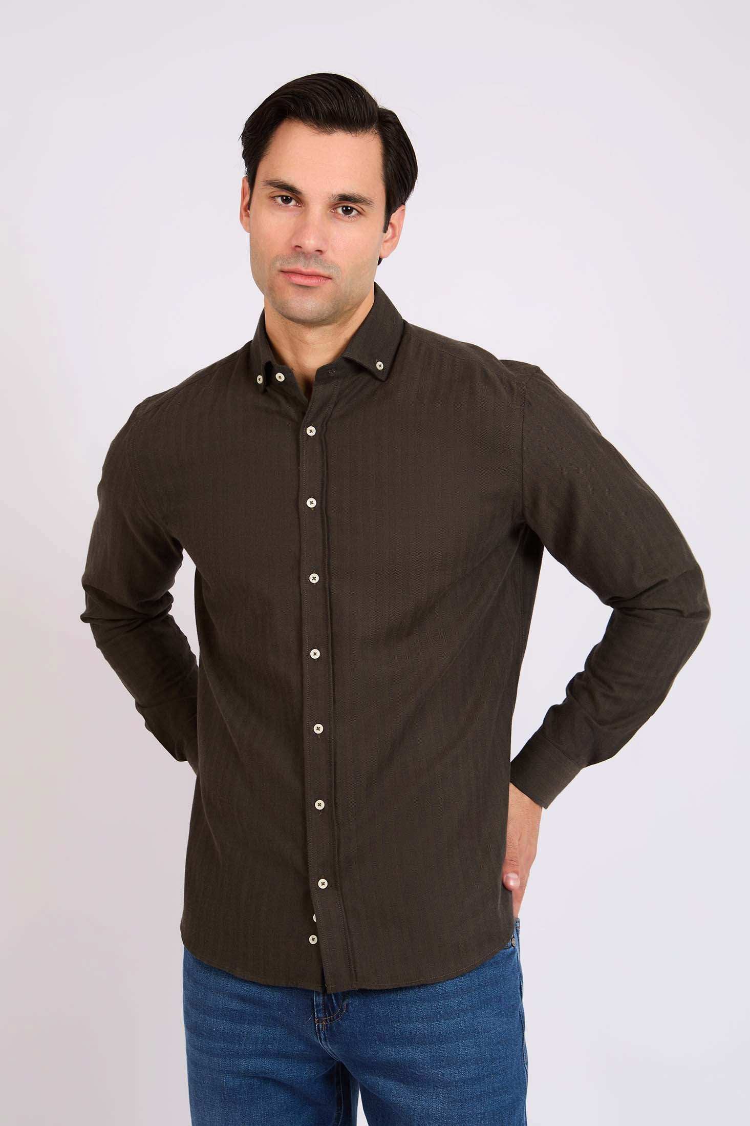 قميص الرجال العادي بني